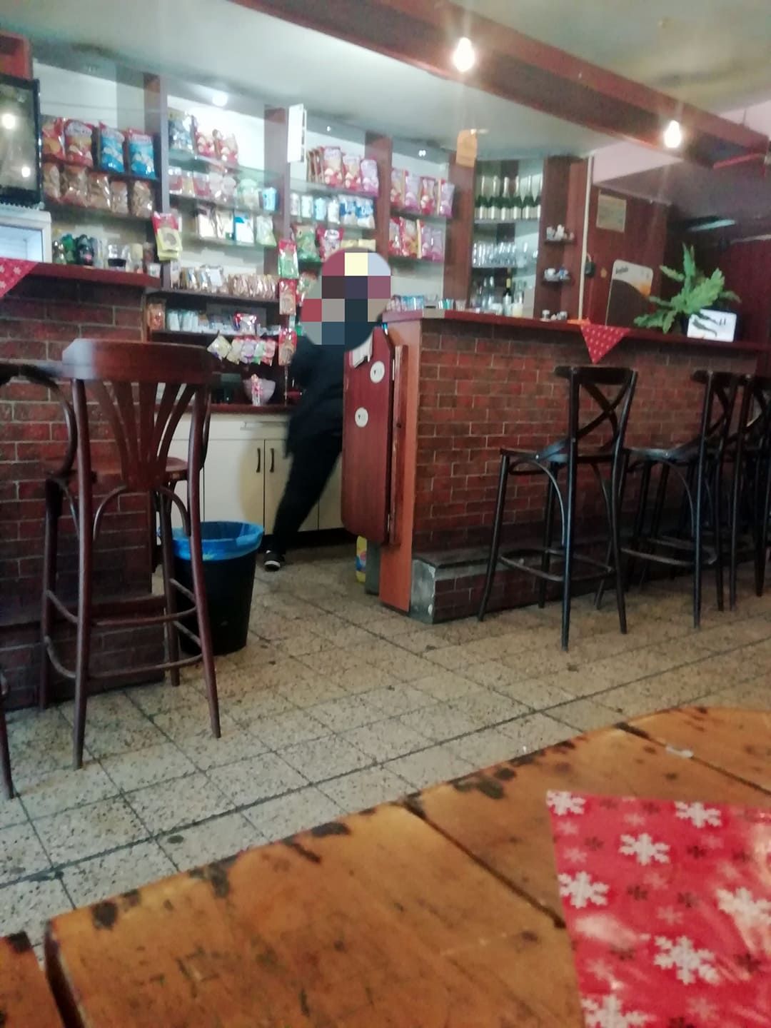 Namiesto piva heroín na stole, hádky a dílovanie drog v priamom prenose. Navštívili sme notorický bar v Pentagone (Fotoreportáž)