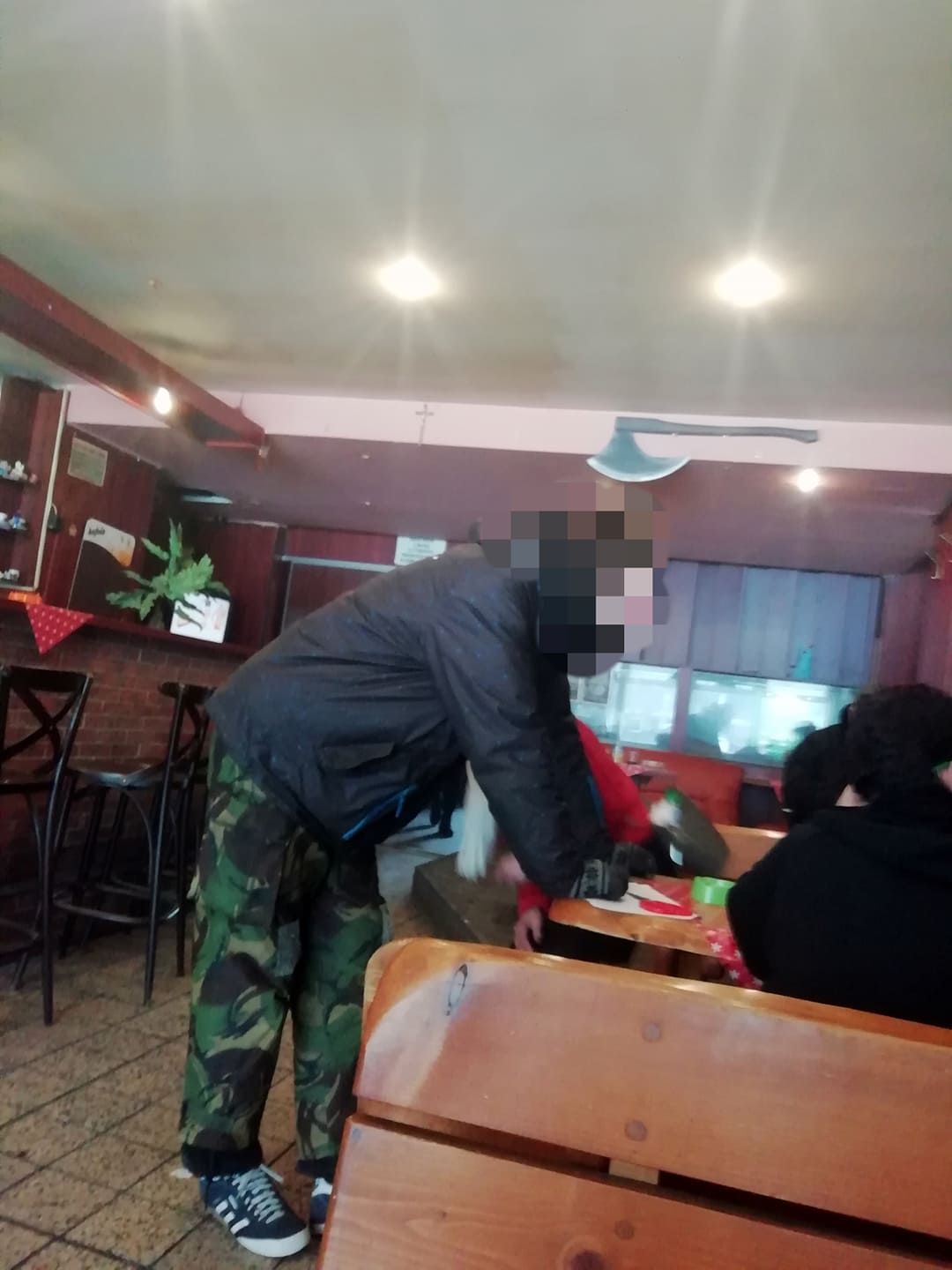 Namiesto piva heroín na stole, hádky a dílovanie drog v priamom prenose. Navštívili sme notorický bar v Pentagone (Fotoreportáž)