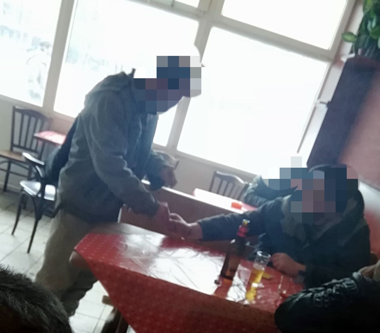 Namiesto piva heroín na stole, hádky a dílovanie drog v priamom prenose. Navštívili sme notorický bar v Pentagone (Fotoreportáž)