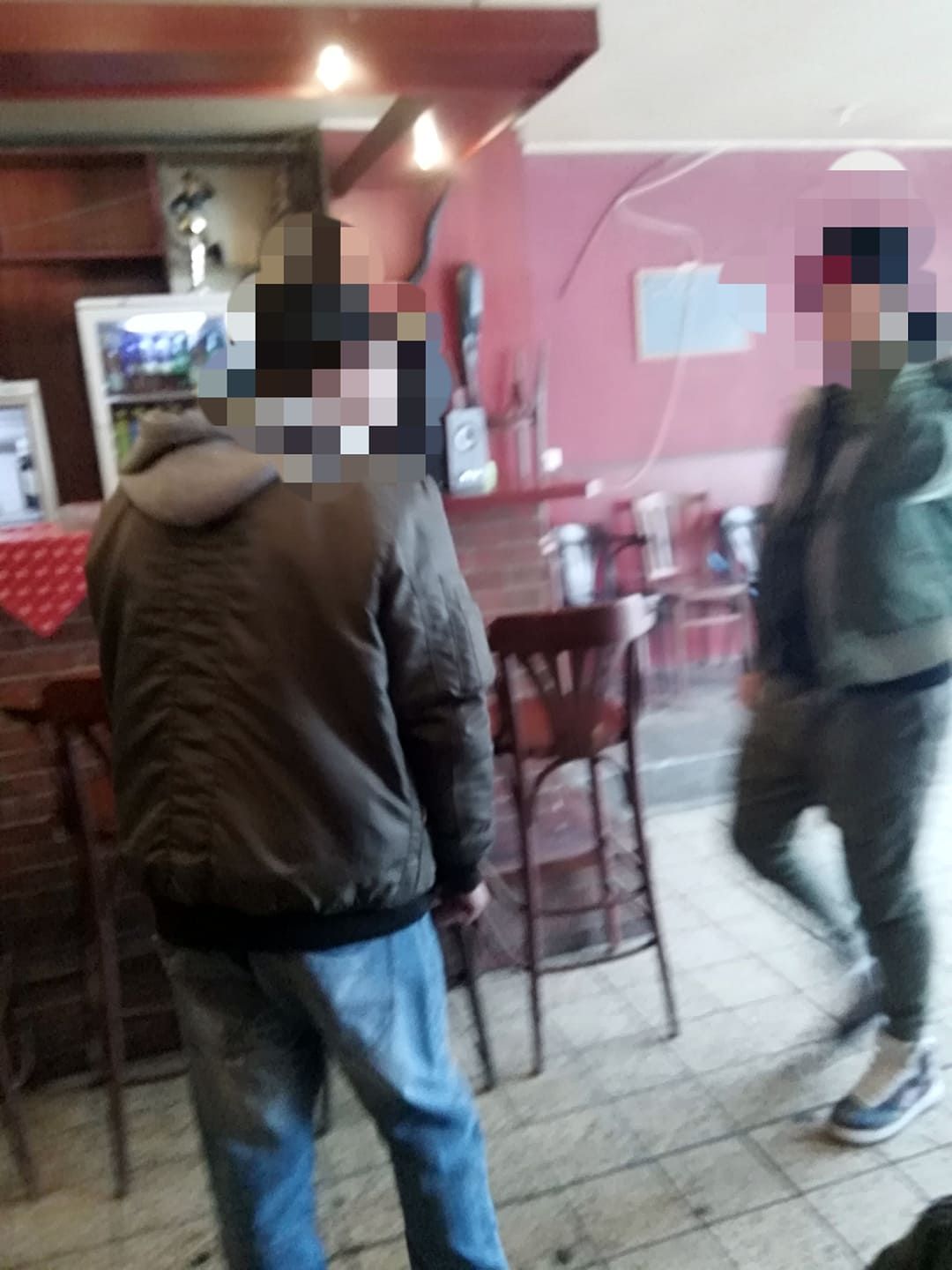Namiesto piva heroín na stole, hádky a dílovanie drog v priamom prenose. Navštívili sme notorický bar v Pentagone (Fotoreportáž)