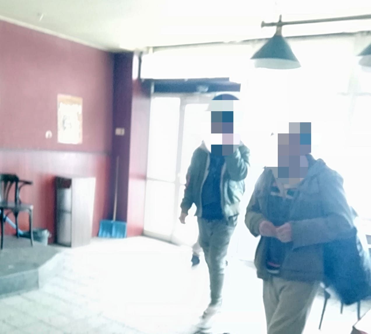 Namiesto piva heroín na stole, hádky a dílovanie drog v priamom prenose. Navštívili sme notorický bar v Pentagone (Fotoreportáž)