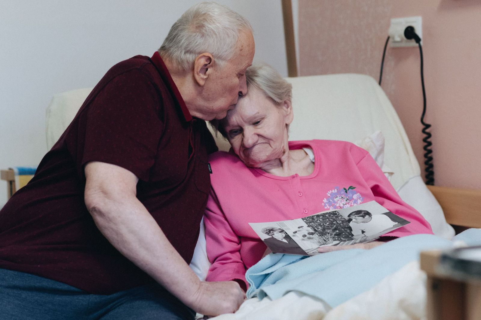 Zápisník jednej lásky v bratislavskom domove dôchodcov. Už 49 rokov žijú Mirko a Anička len jeden pre druhého