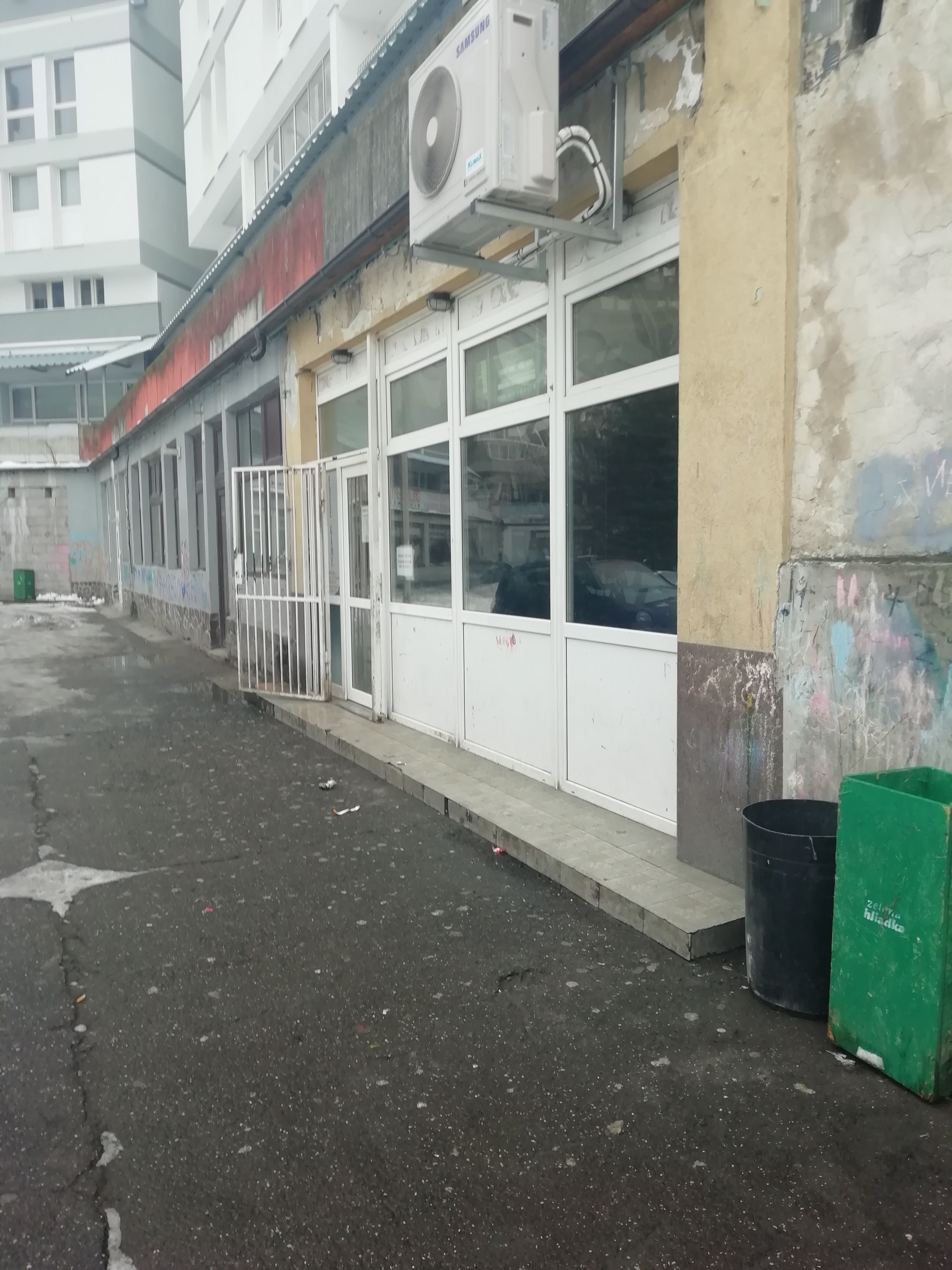Namiesto piva heroín na stole, hádky a dílovanie drog v priamom prenose. Navštívili sme notorický bar v Pentagone (Fotoreportáž)