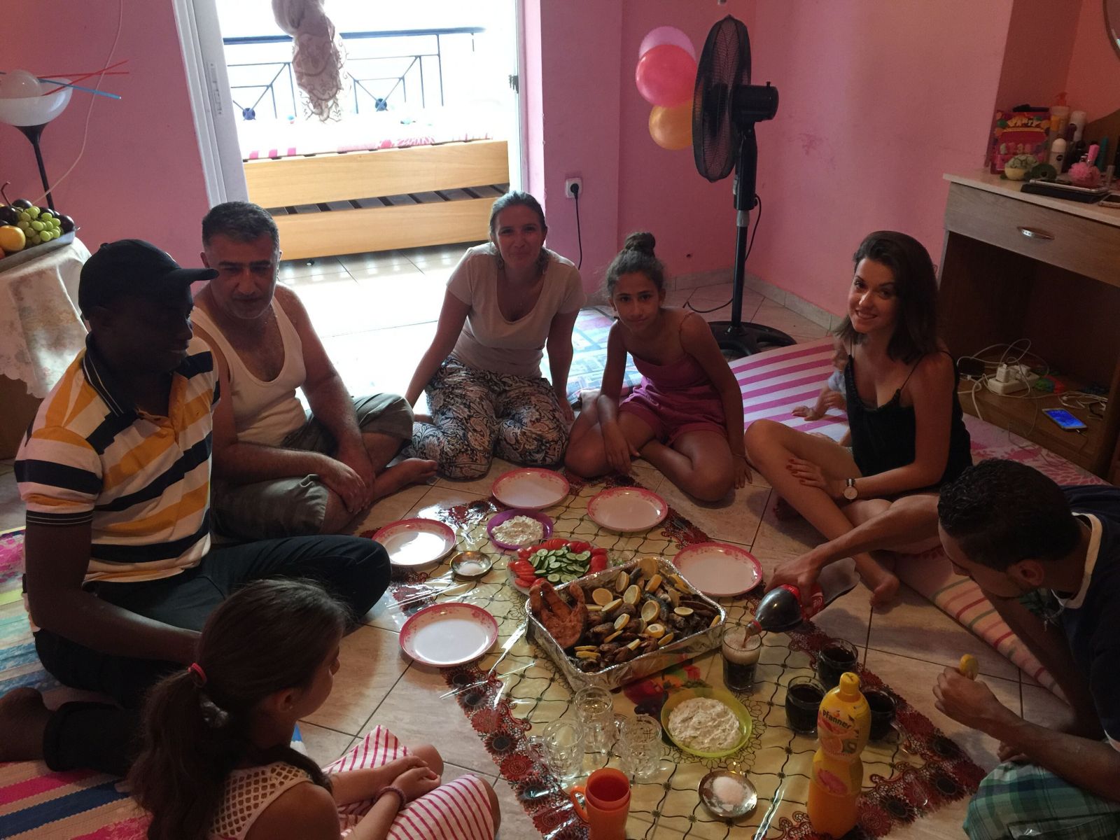Petra si do bytu nasťahovala 7-člennú rodinu zo Sýrie. Pomáhať utečencom neprestala, aj keď sa jej vyhrážali anarchisti (Rozhovor)