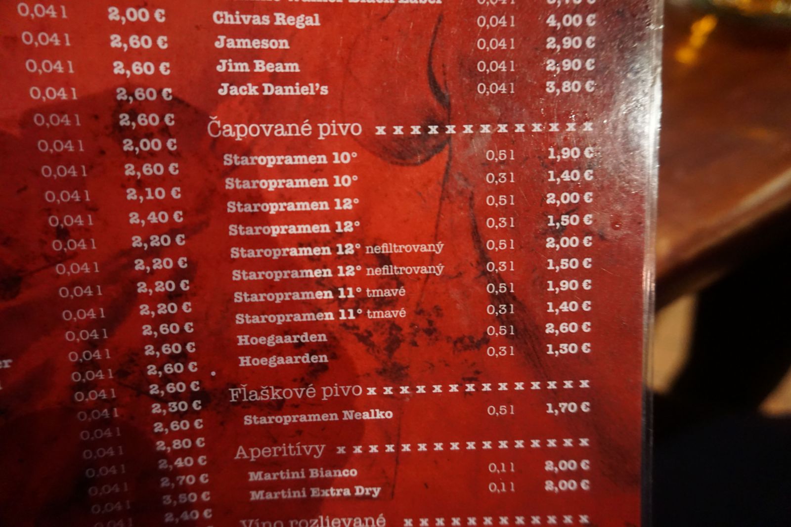 Za 4 poldecáky zaplatíš len 3€, no dvere na záchode nezavrieš. Navštívili sme najlacnejšie bary v centre Bratislavy