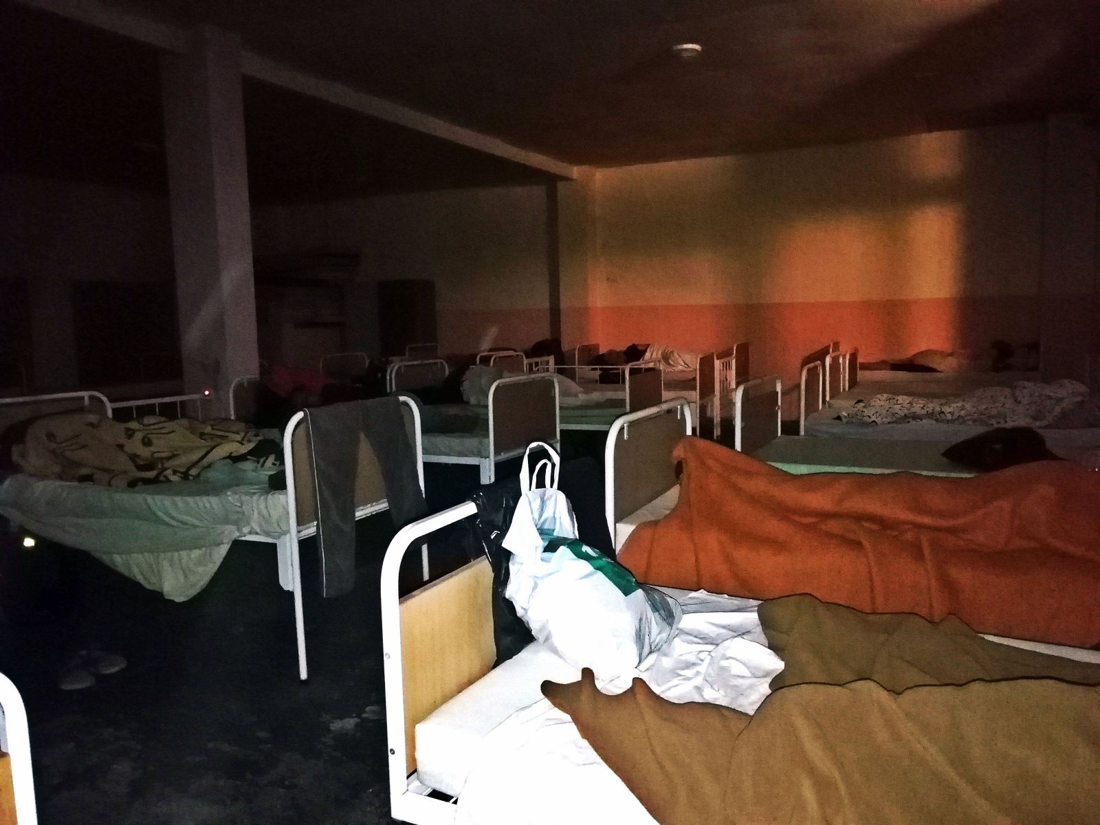 Noc v bratislavskej nocľahárni pre bezdomovcov: Alkohol skrytý na záchodoch, močenie mimo toaliet a empatickí sociálni pracovníci
