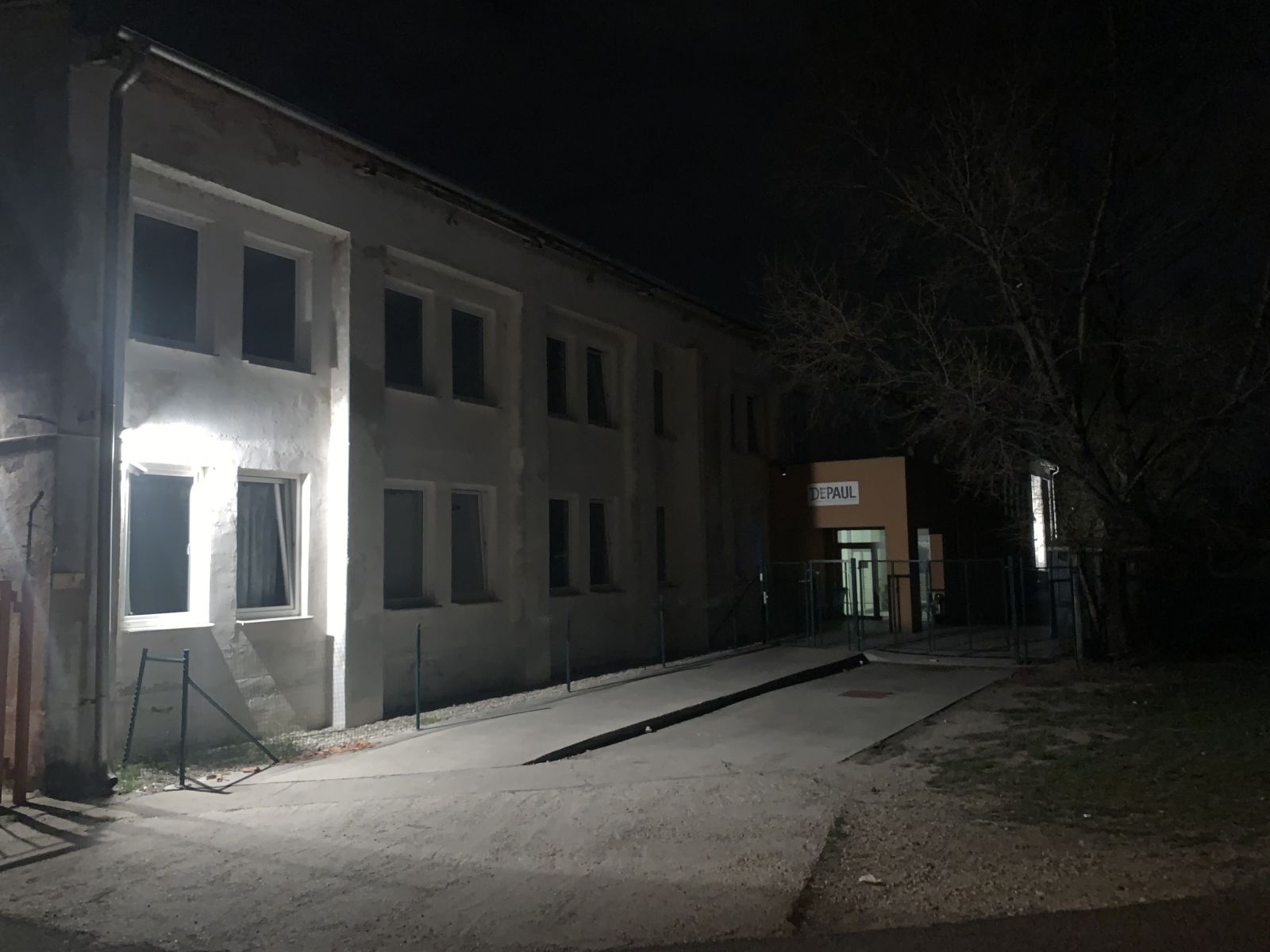 Noc v bratislavskej nocľahárni pre bezdomovcov: Alkohol skrytý na záchodoch, močenie mimo toaliet a empatickí sociálni pracovníci