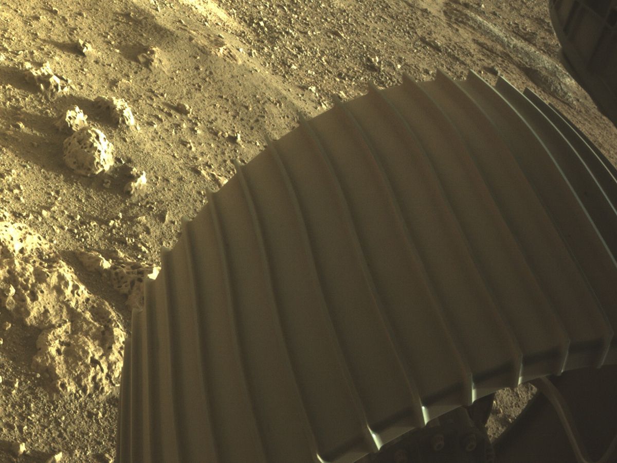 NASA zverejnila nové fotky Marsu. Nasnímalo ich robotické vozidlo Perseverance