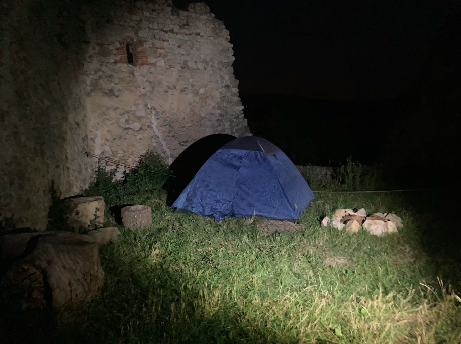 Blikajúce svetlá, divné zvuky a nezvaní hostia: Prenocovali sme na Čachtickom hrade