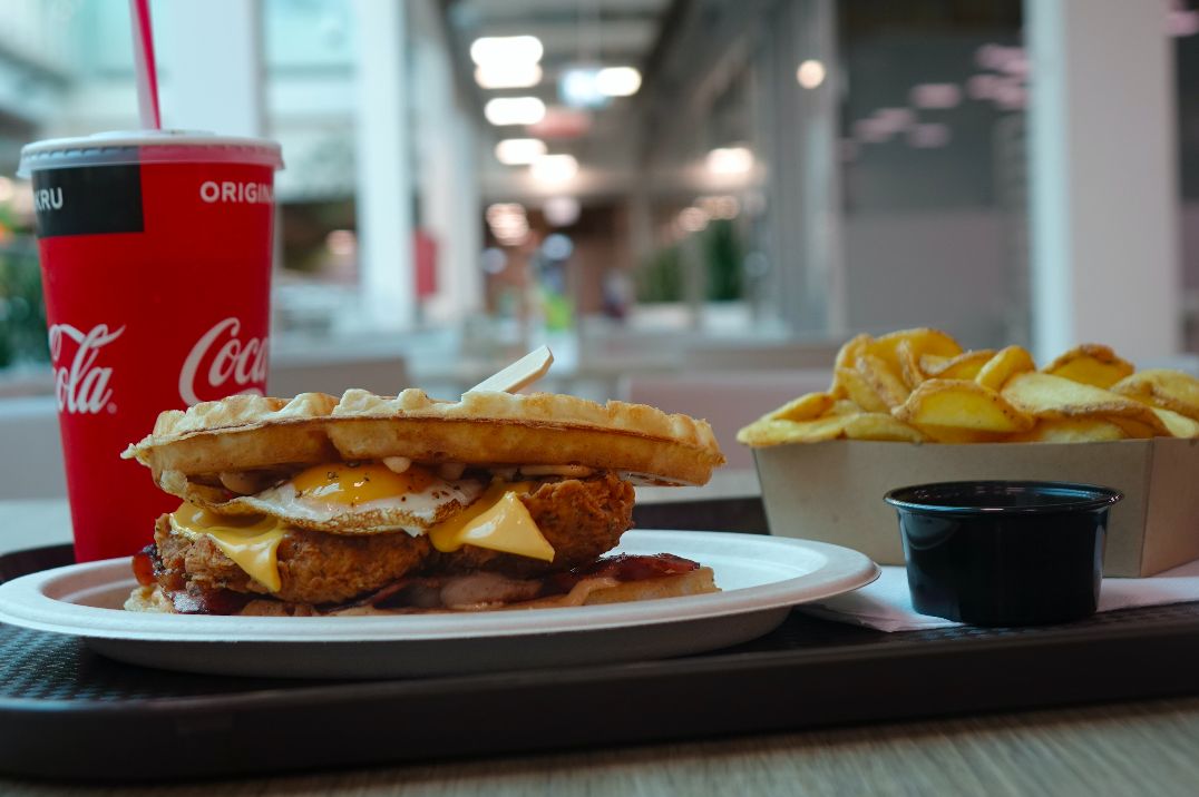 Okoštovali sme sladkú vafľu so slaným kuracím mäsom a slaninou: Nitriansky fast food priniesol na Slovensko americké chute
