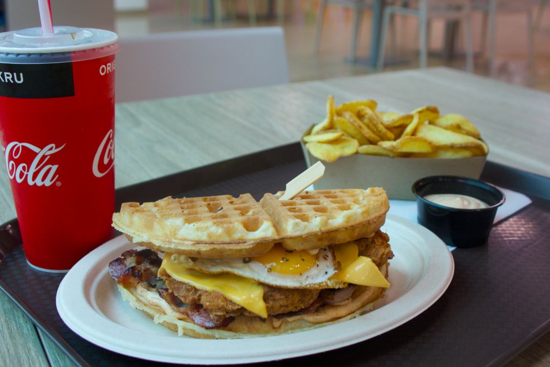 Okoštovali sme sladkú vafľu so slaným kuracím mäsom a slaninou: Nitriansky fast food priniesol na Slovensko americké chute
