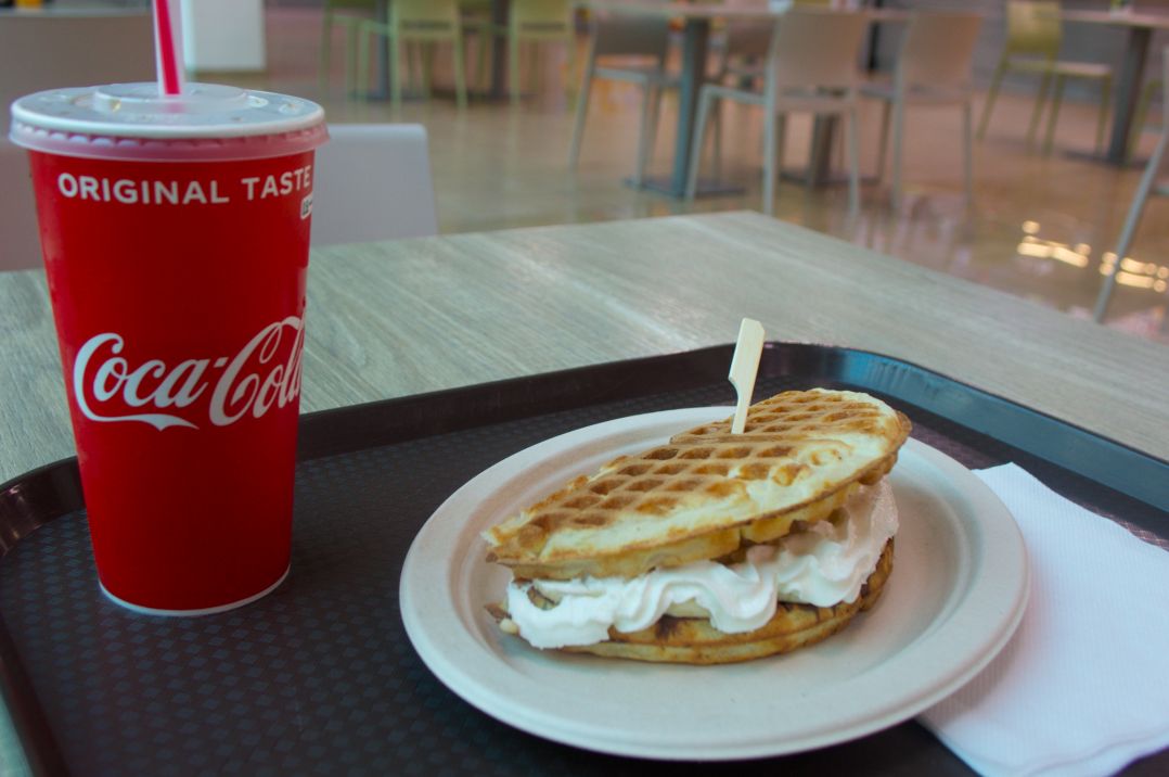 Okoštovali sme sladkú vafľu so slaným kuracím mäsom a slaninou: Nitriansky fast food priniesol na Slovensko americké chute