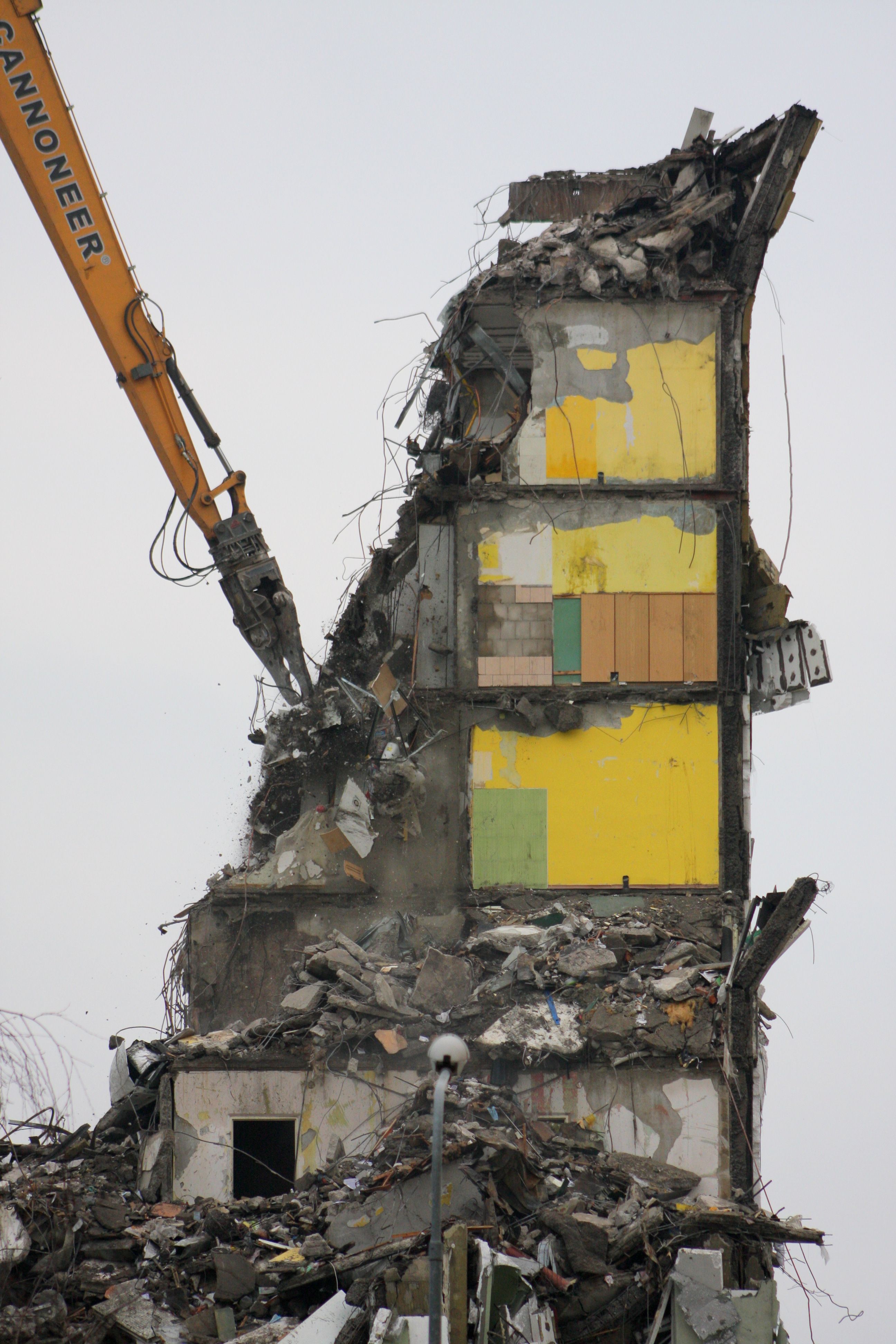 Výbuchom obnažené zdevastované byty na Mukačevskej 7. December 2019. 