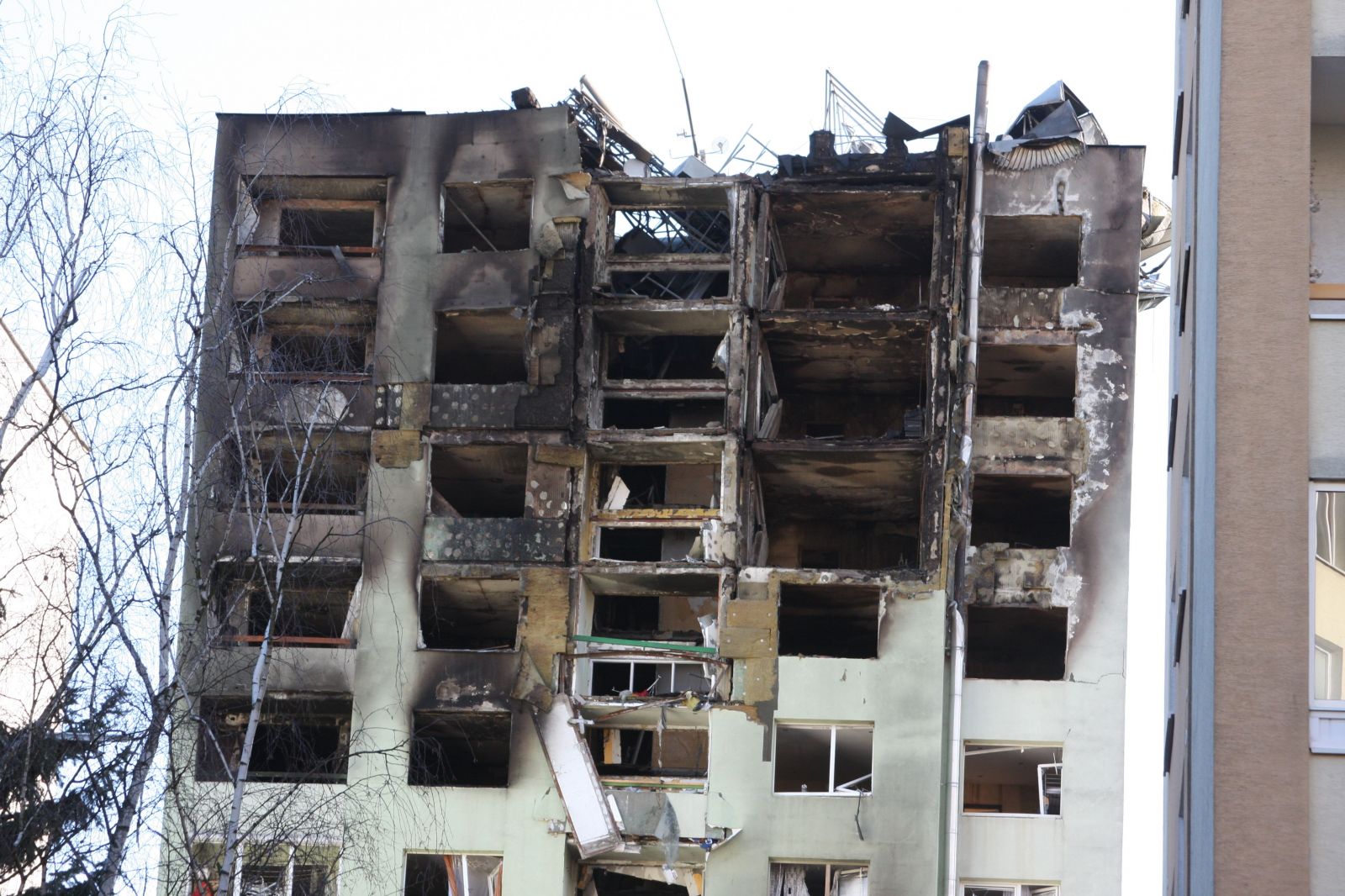 Výbuch plynu v Prešove: Demolácia bytovky začala, na ceste je český špeciál, ľudia poslali poškodeným už dva milióny