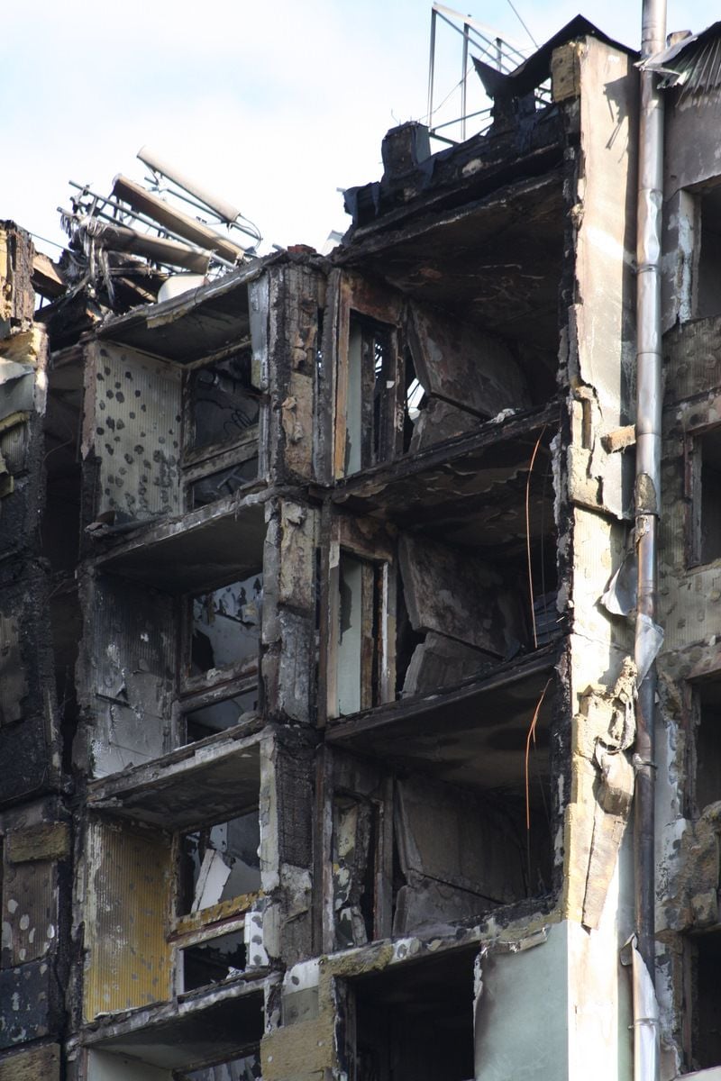 Výbuch plynu v Prešove: Demolácia bytovky začala, na ceste je český špeciál, ľudia poslali poškodeným už dva milióny
