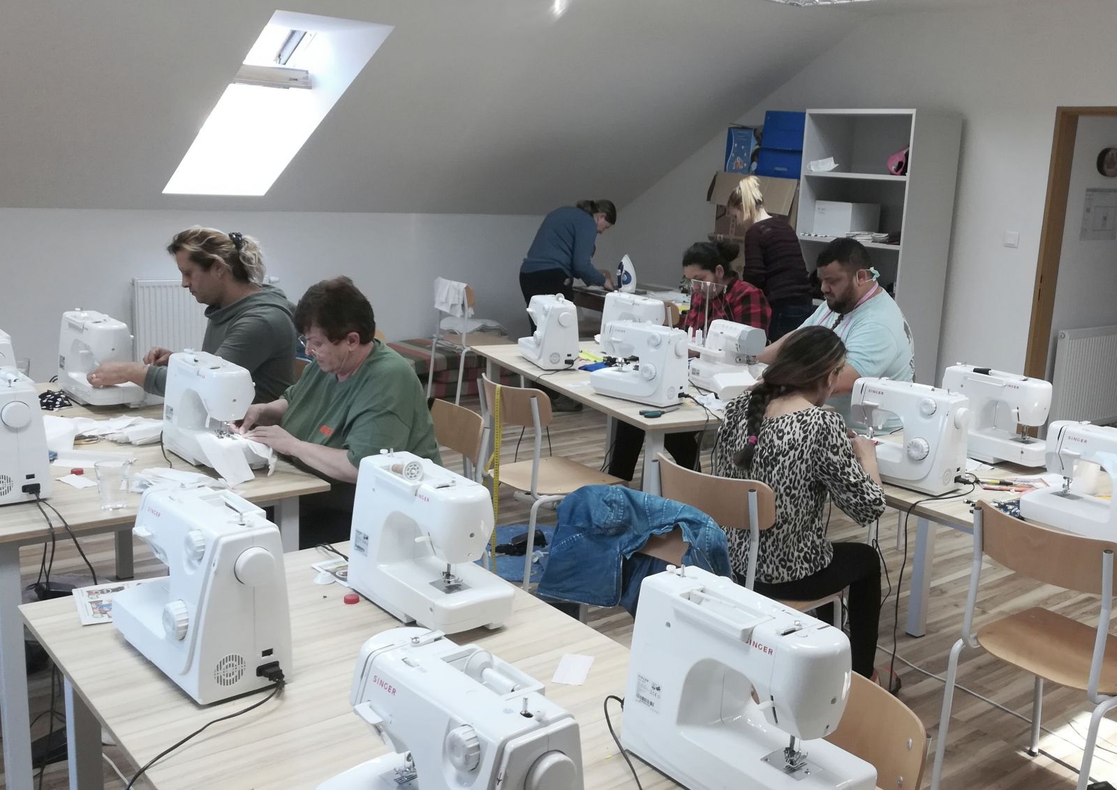 V lenartovskom komunitnom centre šijú rúška každý deň.