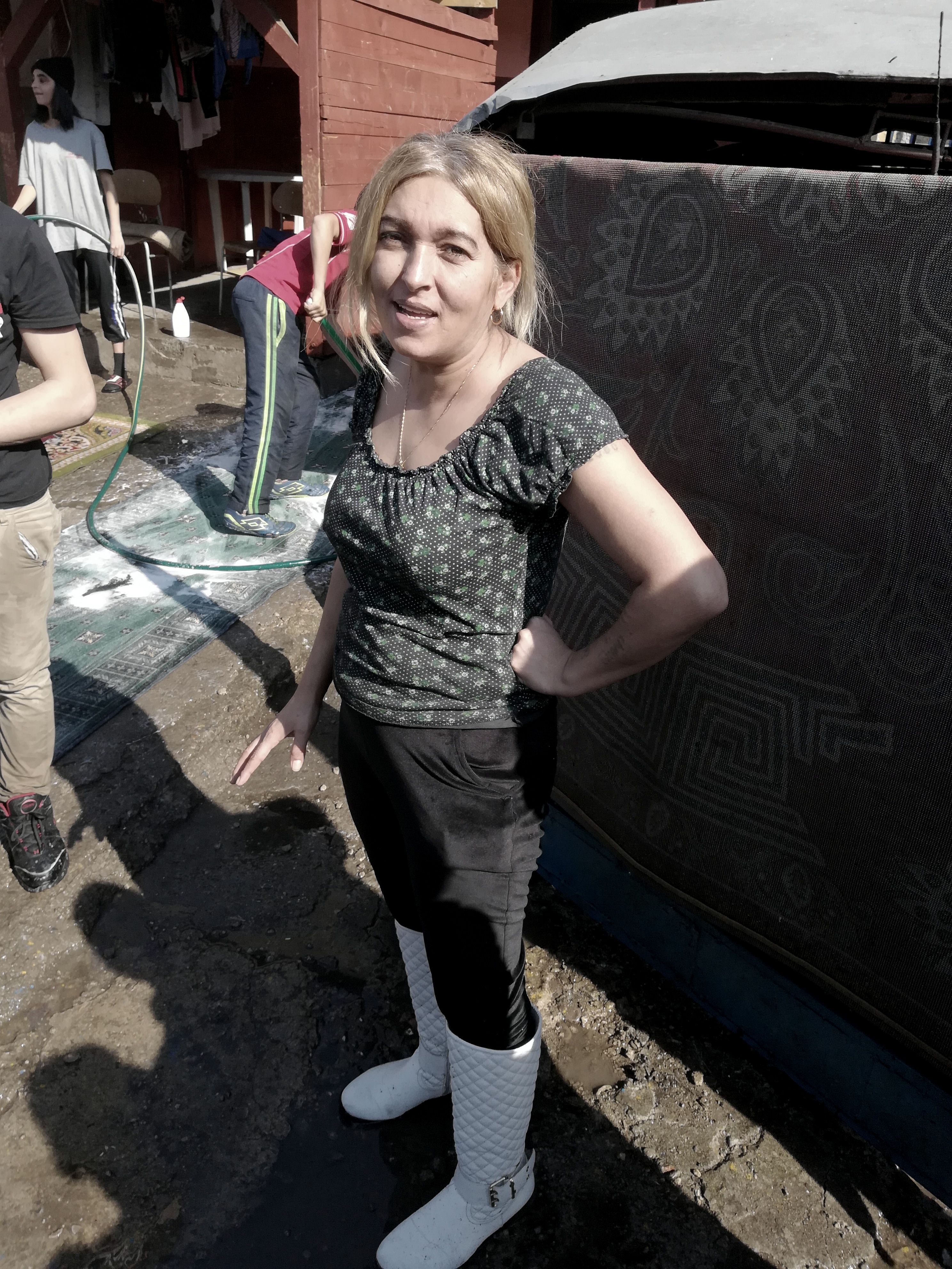 Emília Pauchardová šije rúška v bardejovskej Poštárke už tretí deň.