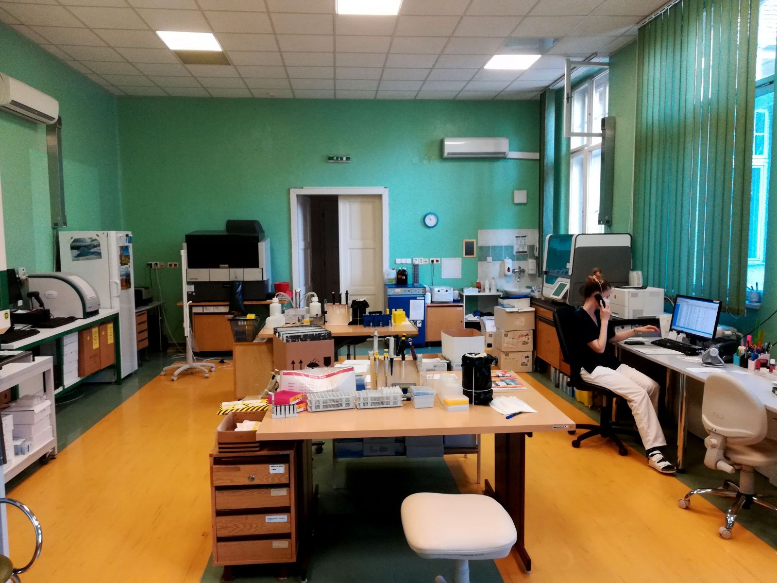 Mikrobiologické laboratórium kde sa testujú vzorky na koronavírus.
