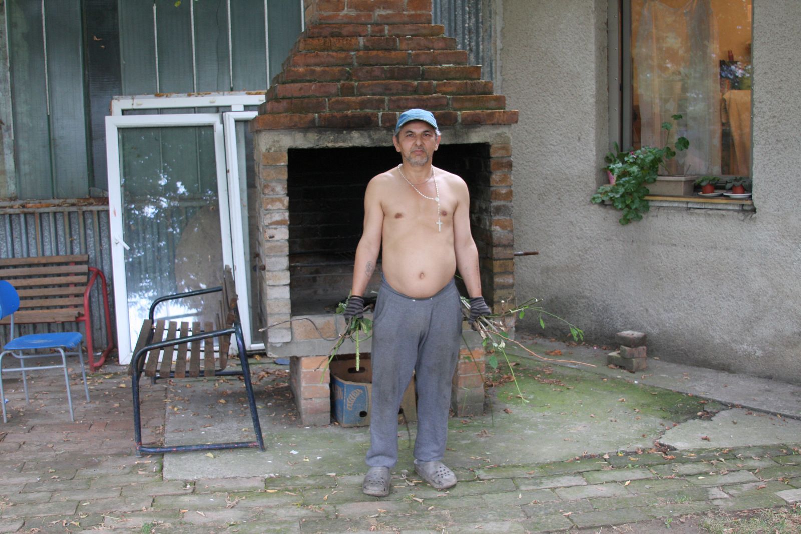 U veľmi veľa bezdomovcov je na prvom mieste je alkohol, potom cigarety, tak káva až na štvrtom je jedlo. Každý z nich je psychicky asi 7-krát zlomený.