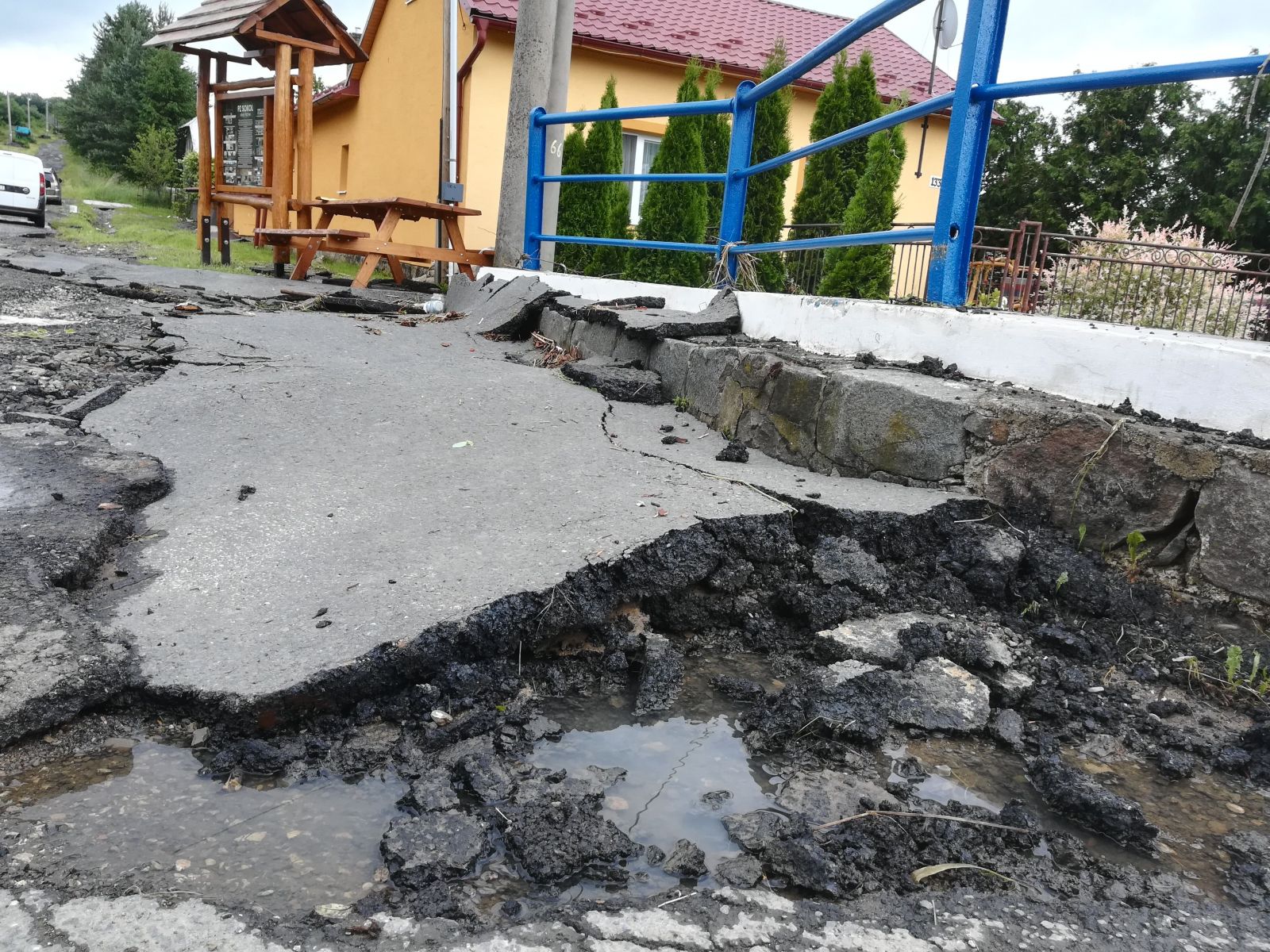 Strhnuté cesty a rozbitý asfalt. Na pomoc obci vyčlenila župa 600-tisíc eur.