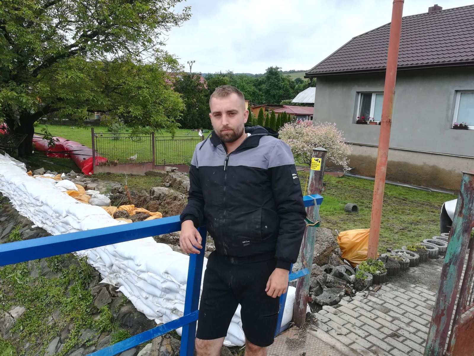 Patrik Zvalčák pracuje s priateľkou v Holandsku. Dom im v záplavovej zóne ani nepoistia.