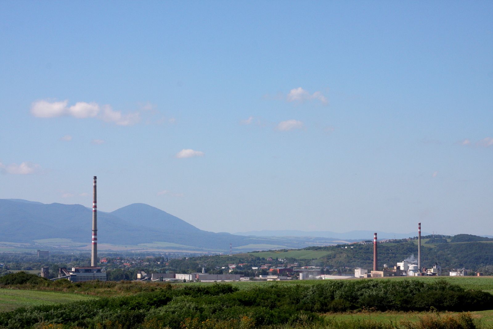 Pohľad na Chemko Stražske z kopca nad odkaliskom. 6-kilometrové potrubie sem privádza dlhé roky denno-denne škodliviny, toxíny a jedy. 