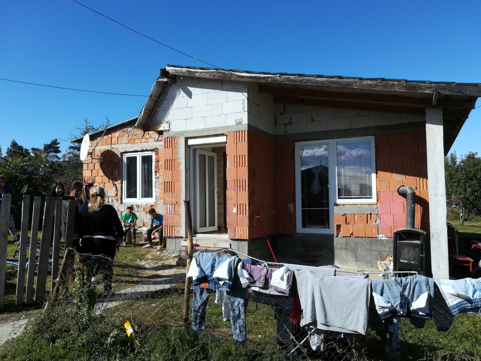 Nazreli sme do rómskych domov a boli sme prekvapení. Našli sme veselé interiéry, slušné bývanie, chuť stavať a pracovať