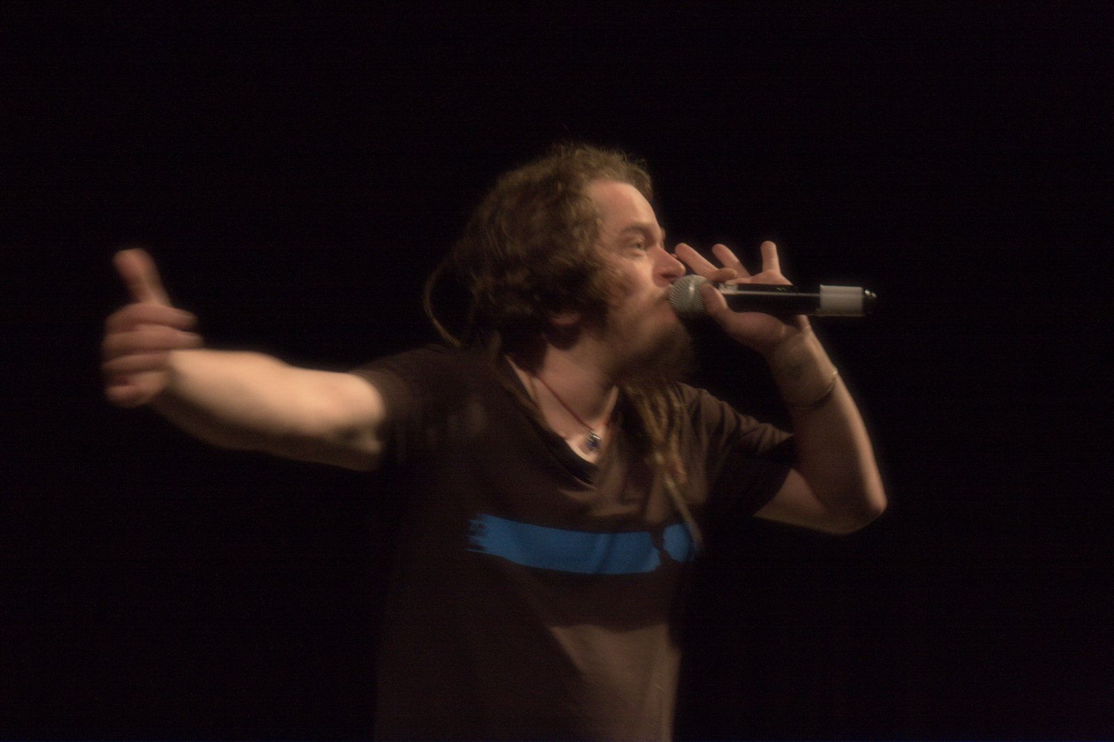 Súťaž Slam Poetry v košickej Tabačke. Samčo sa s investíciou do bizóna prebojoval až do finále.