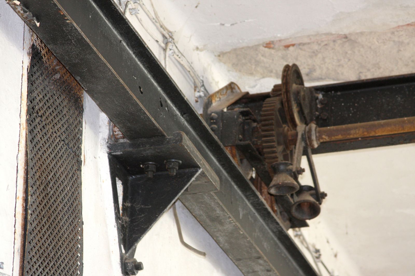 Detail zachovanej kovovej nosnej konštrukcie pod stropom. 