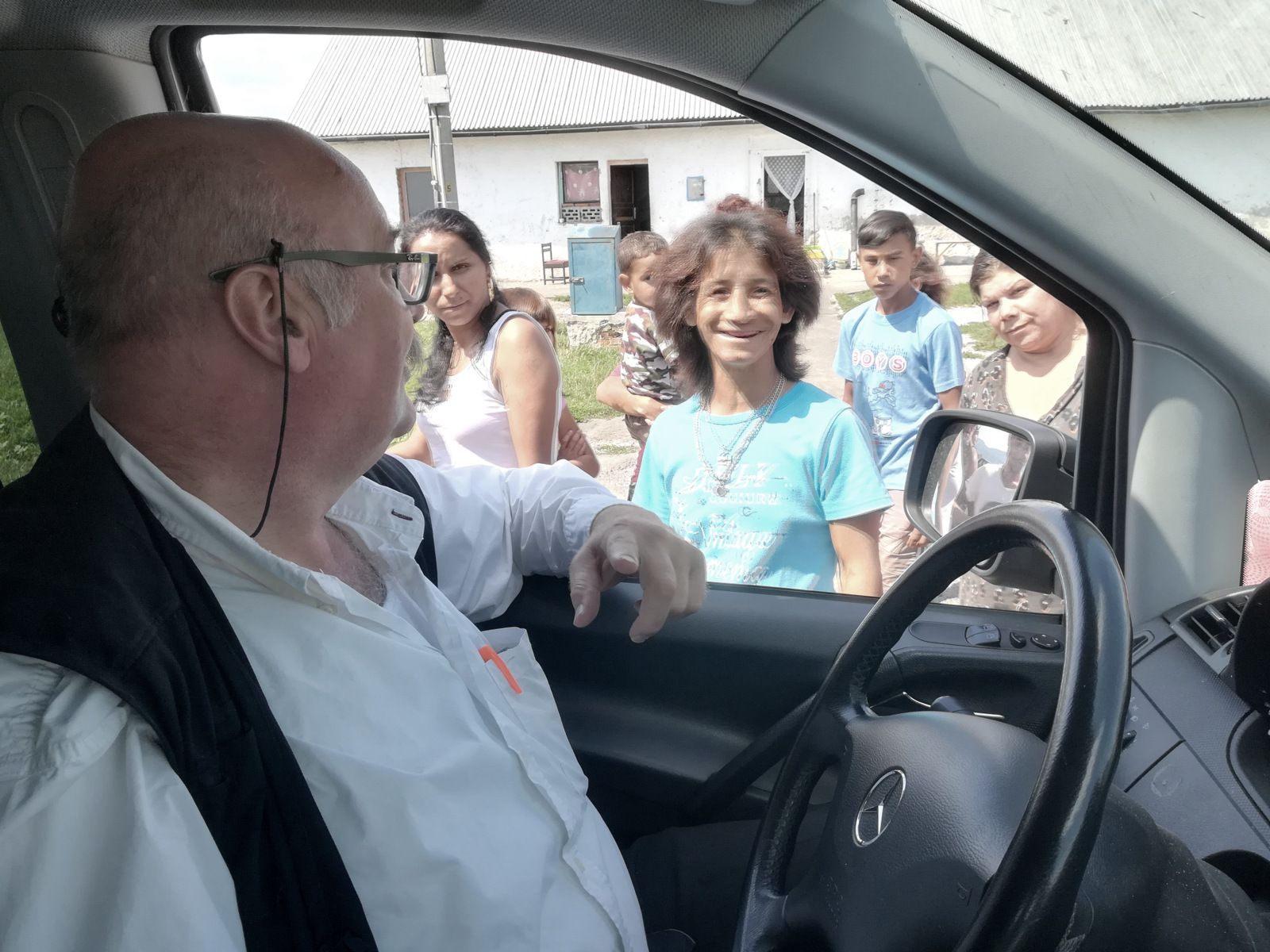 Veľké plány má aj s Rómami. V minulosti im poskytol služobné kravy, teraz chce aby cvičili a pracovali s jeho slonmi. 