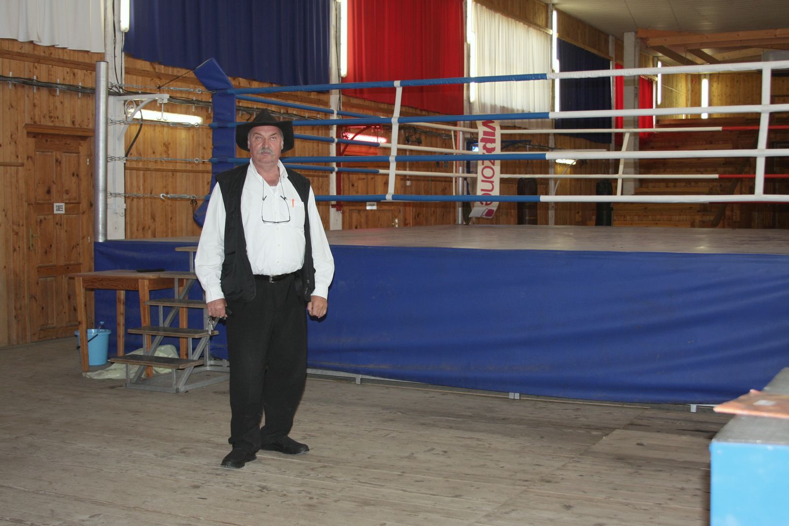 Boxovať sa bude znova. Ale vonku a do pneumatík s pieskom. Každý boxer dostane dve kravy o ktoré sa bude starať.