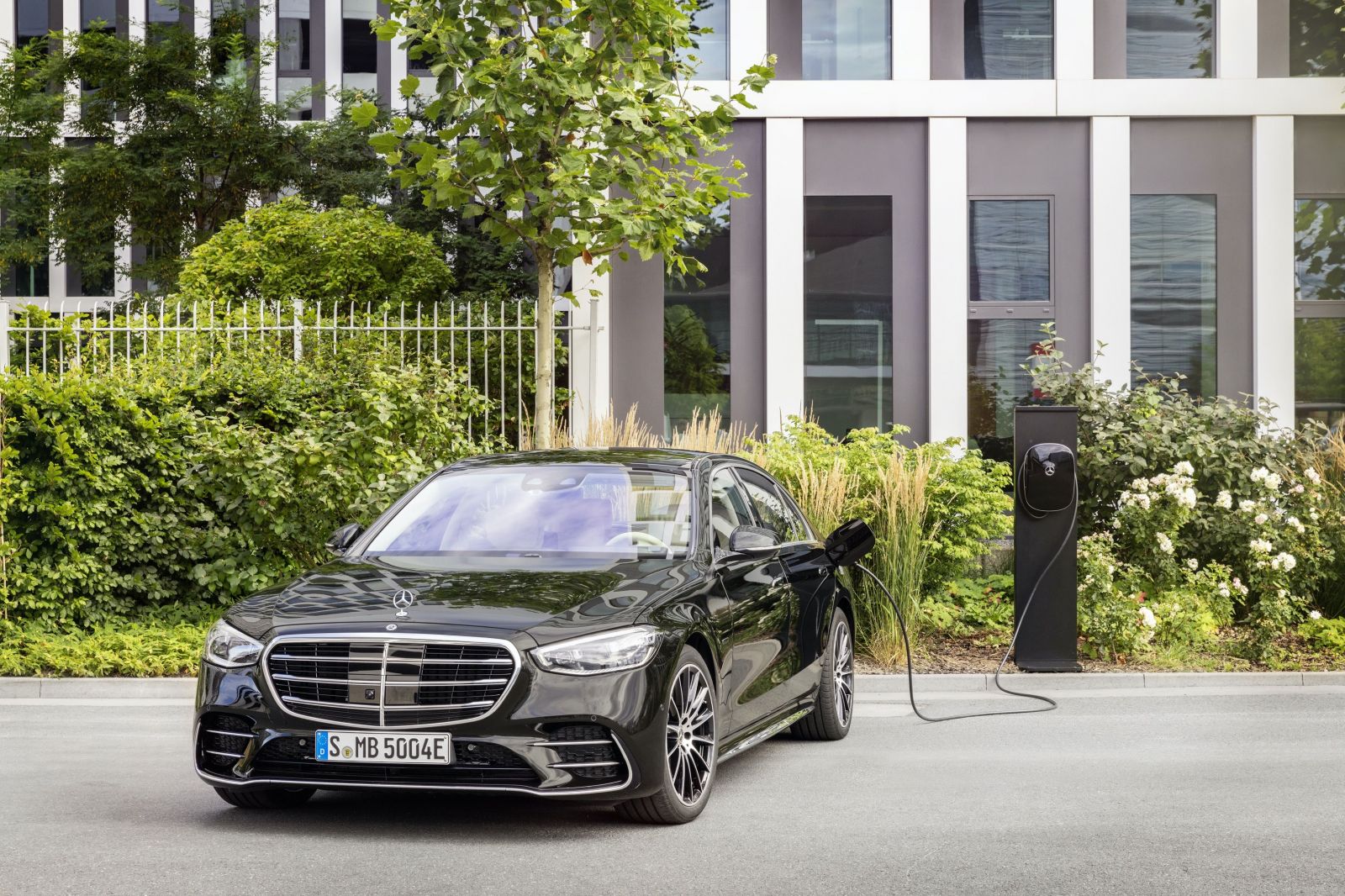 Luxusná trieda S v novej plug-in hybridnej verzii dokáže na elektrický pohon absolvovať viac ako 100 km
