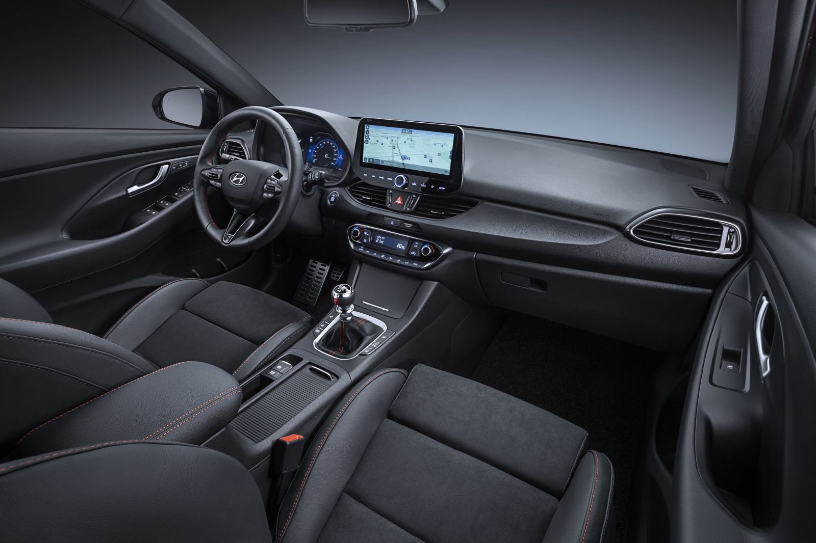 Populárny Hyundai i30 získal po veľkom facelifte atraktívnejší zjav, modernejšiu techniku a nové motory