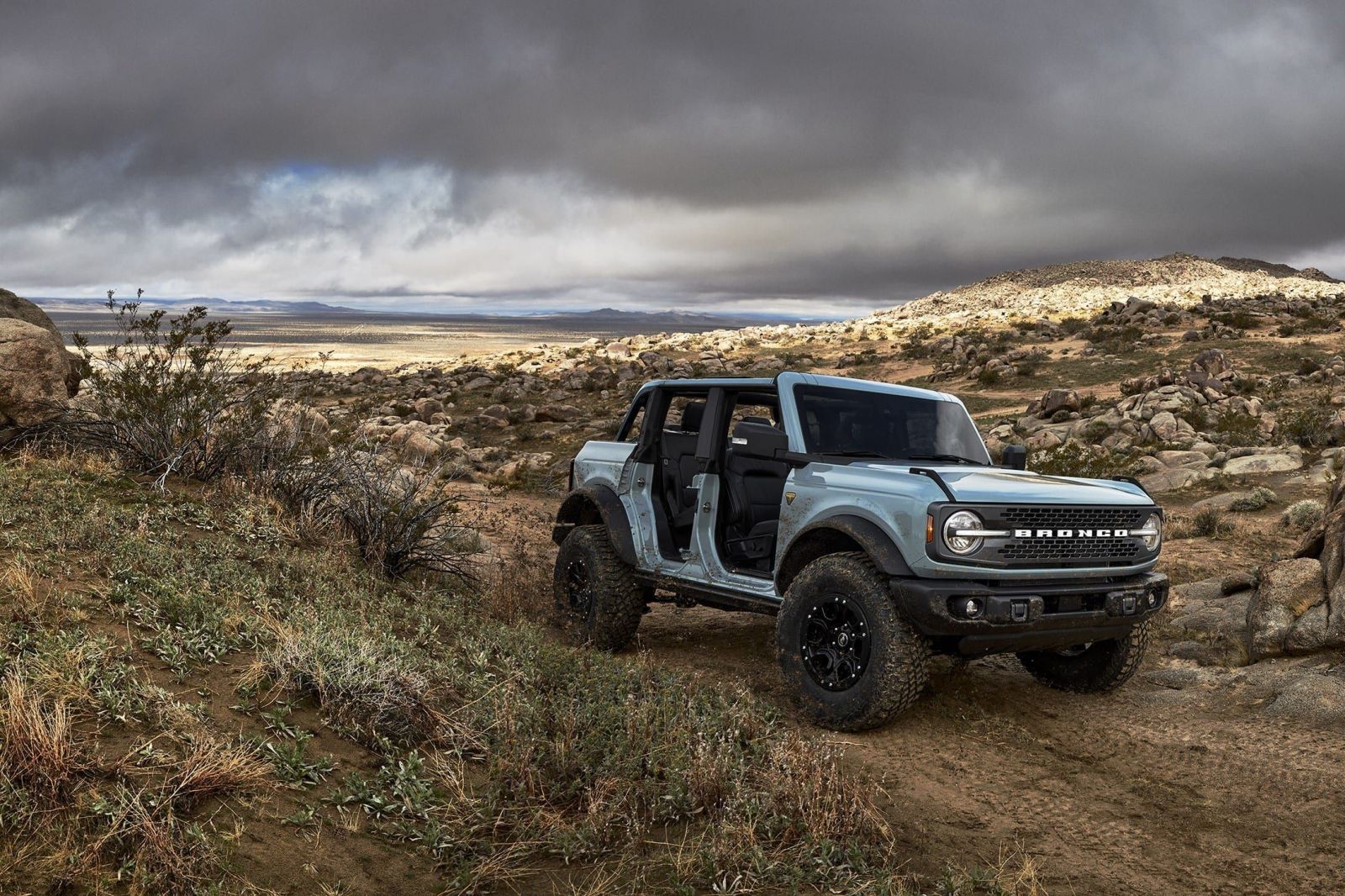Veľkolepý návrat legendy v retro štýly. Ford po 25 rokoch znovuzrodil slávne Bronco