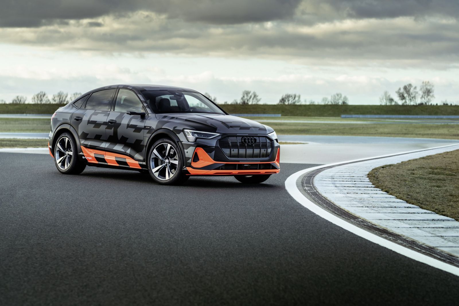 Audi tvrdí, že s vyše 500-koňovým e-tronom S bude možné driftovať