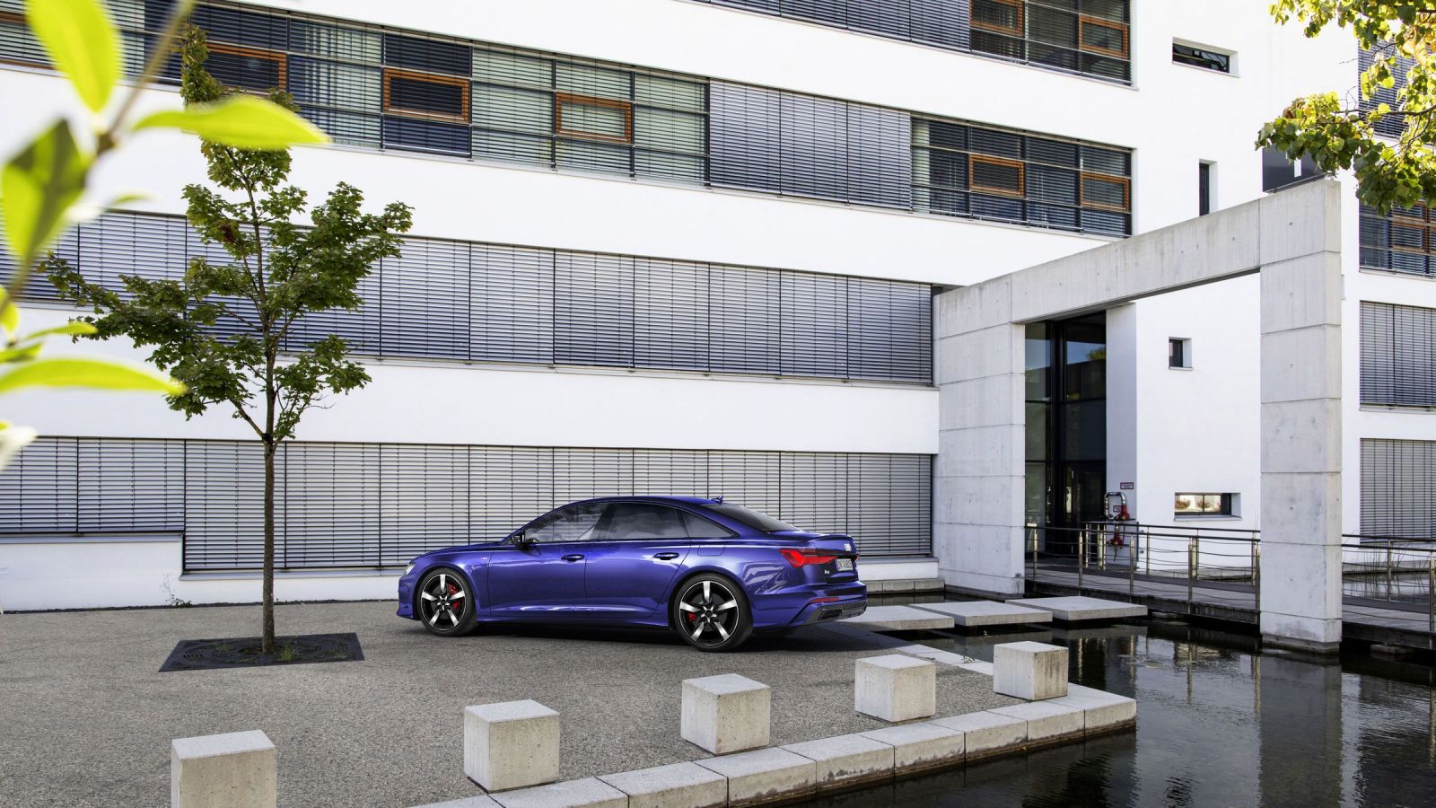 Elektrifikácia neobchádza ani klasické modely. Audi uvádza hybridnú A6-ku s výkonom 367 koní
