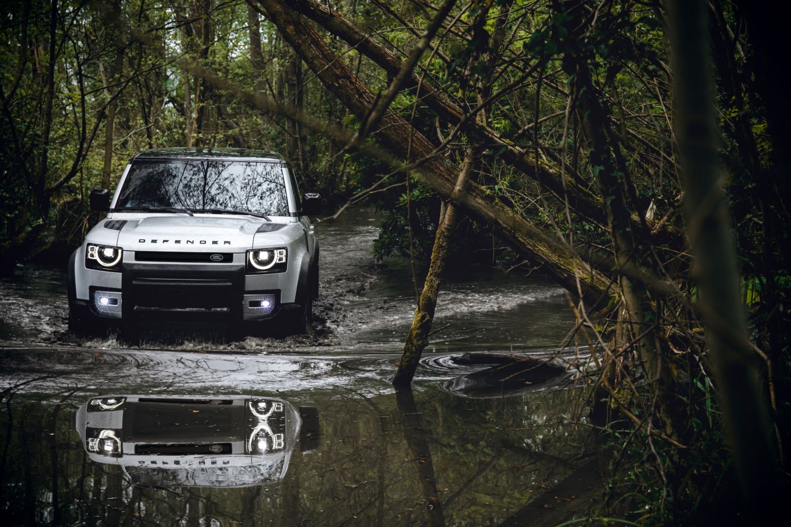 Legenda žije ďalej. Land Rover ukázal úplne nový Defender, ktorý sa bude vyrábať v Nitre