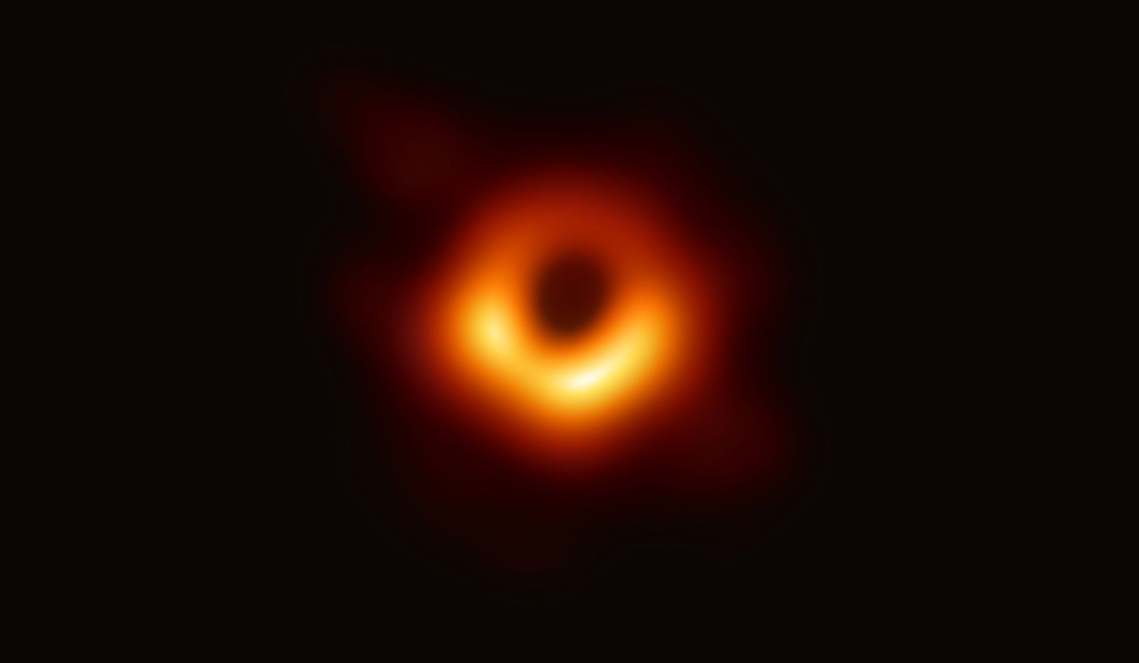Toto je první fotografie černé díry v historii. Dokazuje jejich samotnou existenci i Einsteinovy teorie