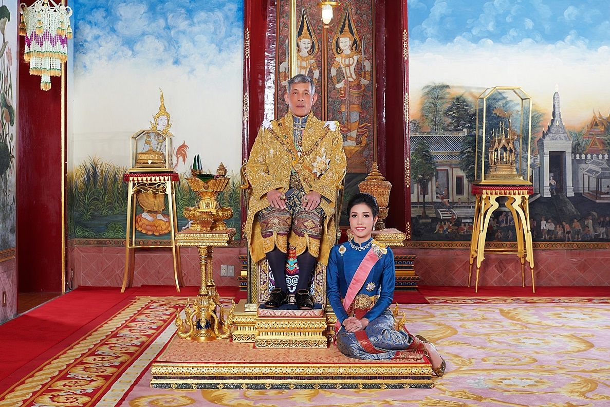 Je druhou ženou thajského kráľa. Pilotuje lietadlo, strieľa zo samopalu a skáče padákom