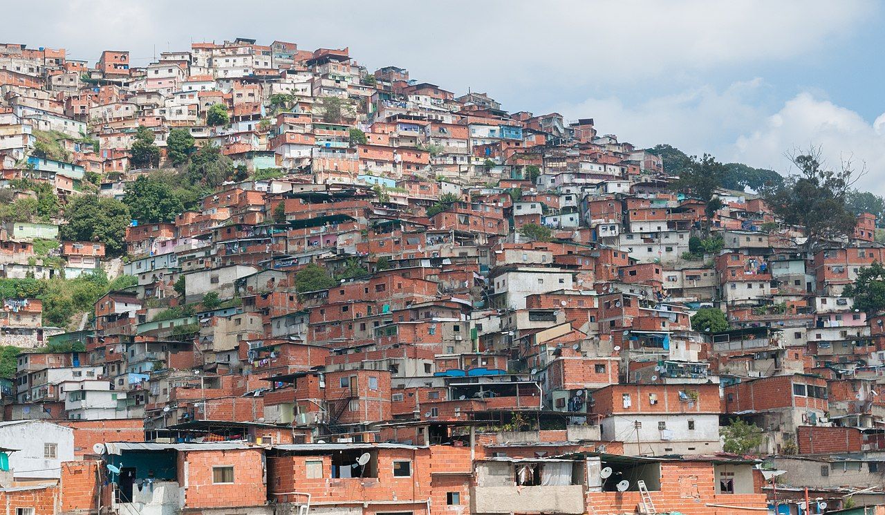 https://i.refresher.sk/public/matejkrajcovic/1280px-Petare_Slums_in_Caracas.jpg