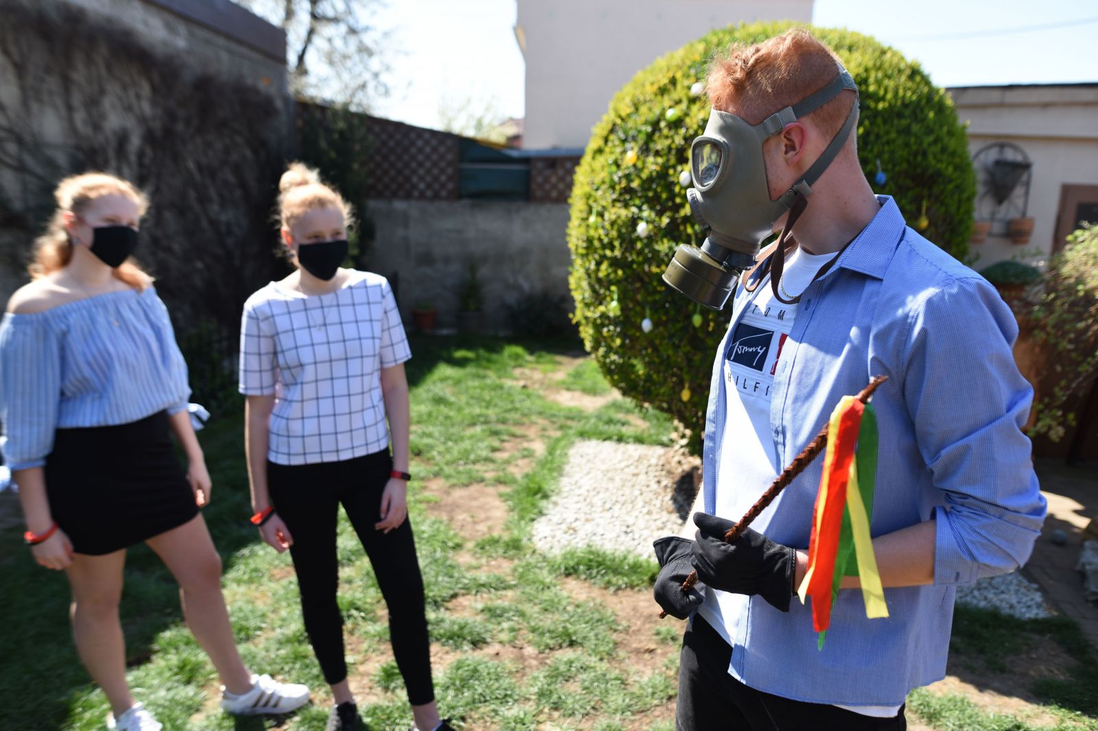 Slováci šibú a polievajú v rúškach alebo plynovej maske. Ombedzenie pohybu Veľkú noc nezrušilo
