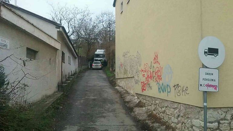 V bratislavskej Dúbravke sa zasekol kamión. Asistovať mu muselo 6 hasičov