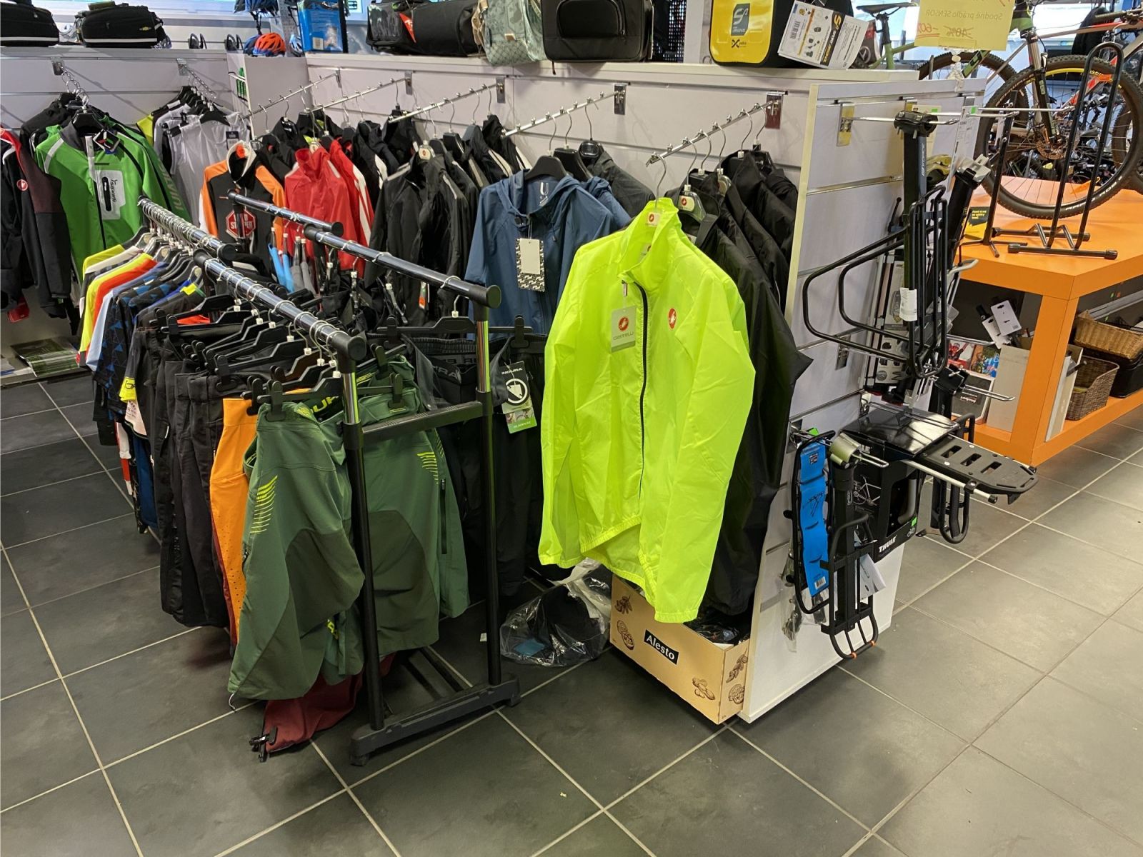 Predajca bicyklov: Je to ako s autom, ľudia často kúpia 3-tisícový bajk z bazáru a sú prekvapení, koľko stojí servis (Rozhovor)