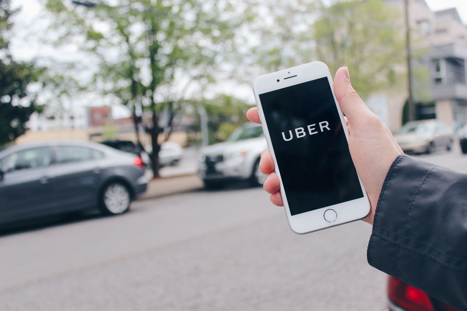 Spoluzakladateľ Uberu predáva svoje akcie. Za mesiac zarobil viac než 1,32 miliardy eur