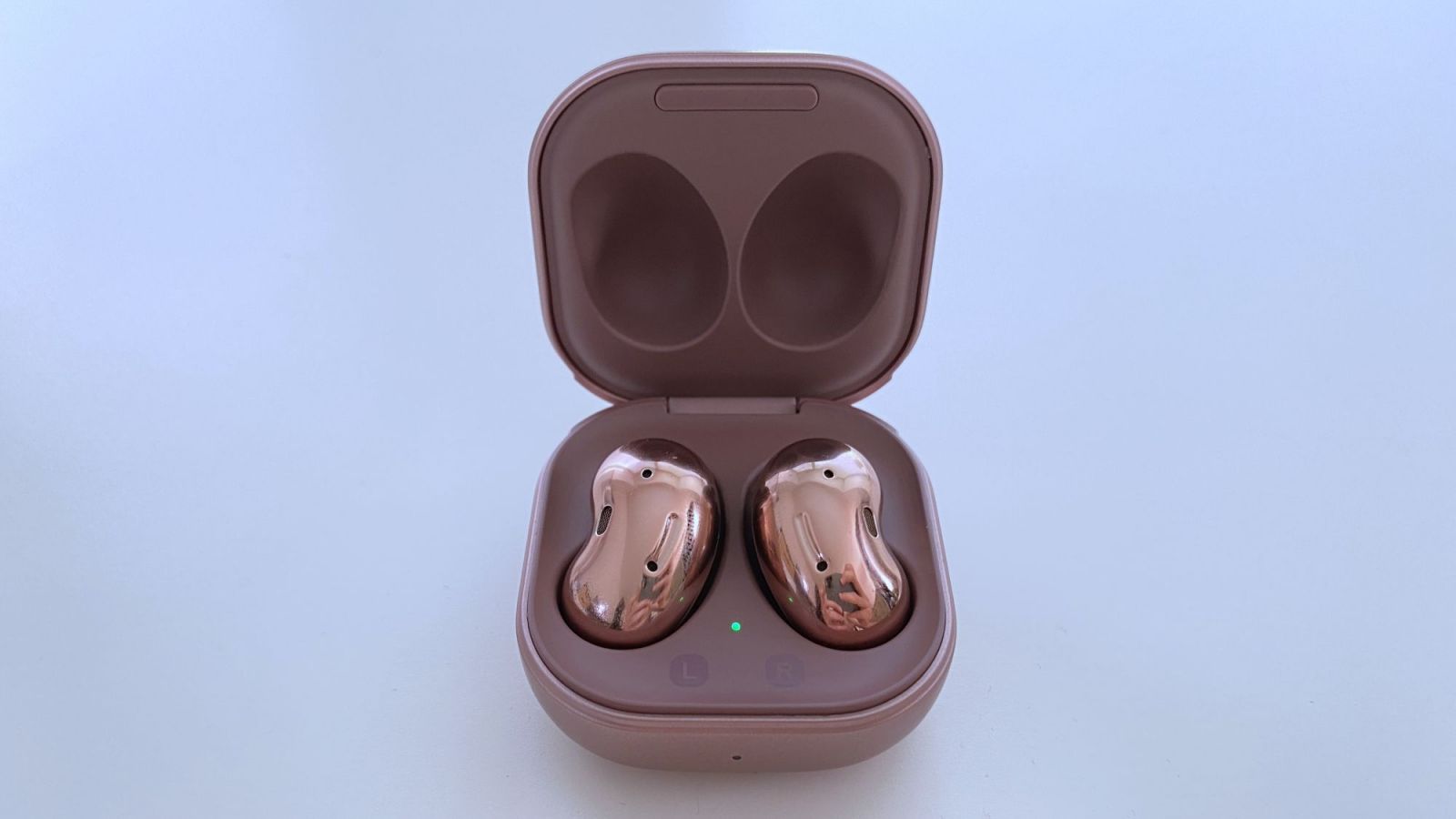 Toto sú Bluetooth slúchadlá, ktoré ti Samsung pribalí k novému Galaxy Note20 Ultra. Galaxy Buds Live sú perfektné (Recenzia)