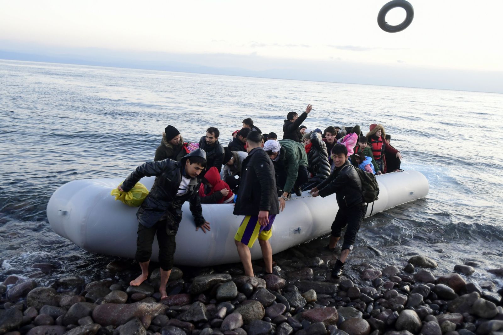 Migranti v gréckych táboroch by mohli dosta't až 2 000 eur. Ak sa rozhodnú vrátiť domov