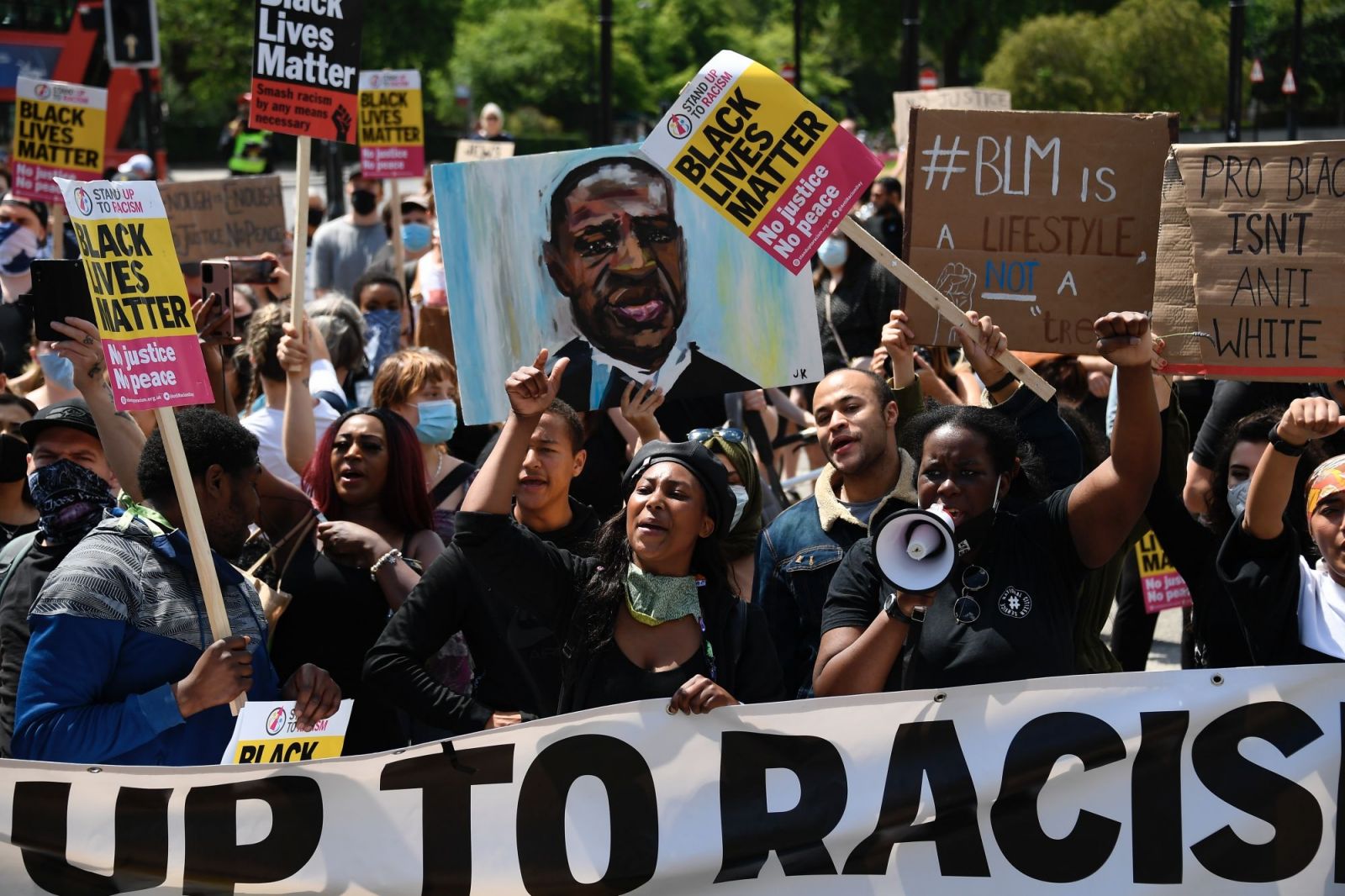 Američania poslali organizácii Black Lives Matter už milióny dolárov. Aj tej, ktorá s protestami nemá vôbec nič spoločné