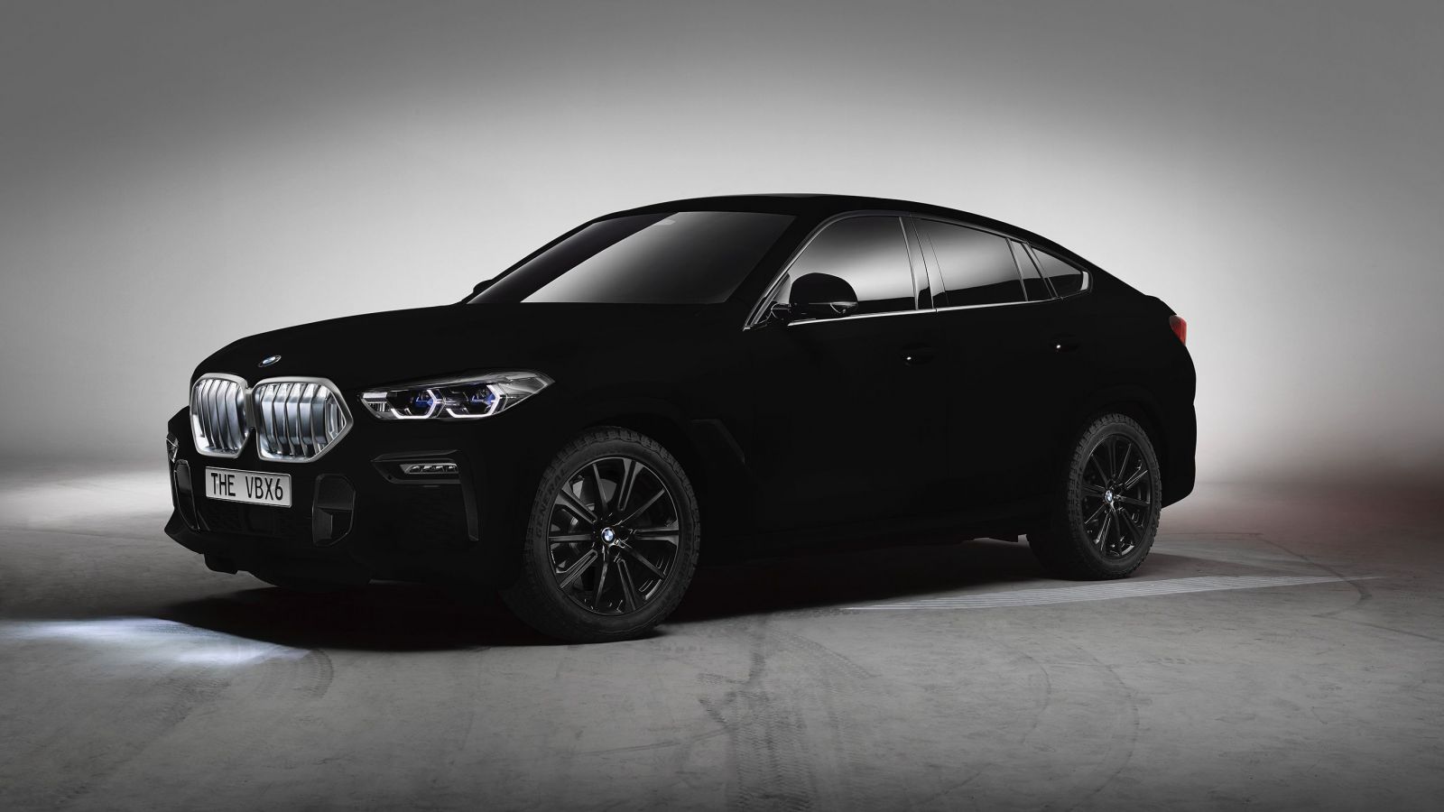 BMW X6 v najtmavšej čiernej na svete sa prvýkrát ukázalo naživo. Vyzerá ako objekt z GTA