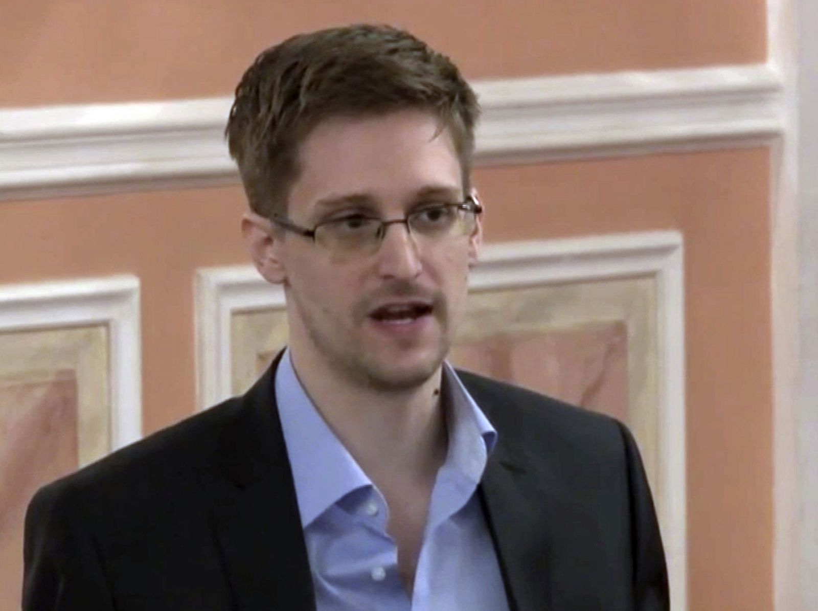 Edward Snowden varuje, že Facebook a Google o nás vedia príliš veľa