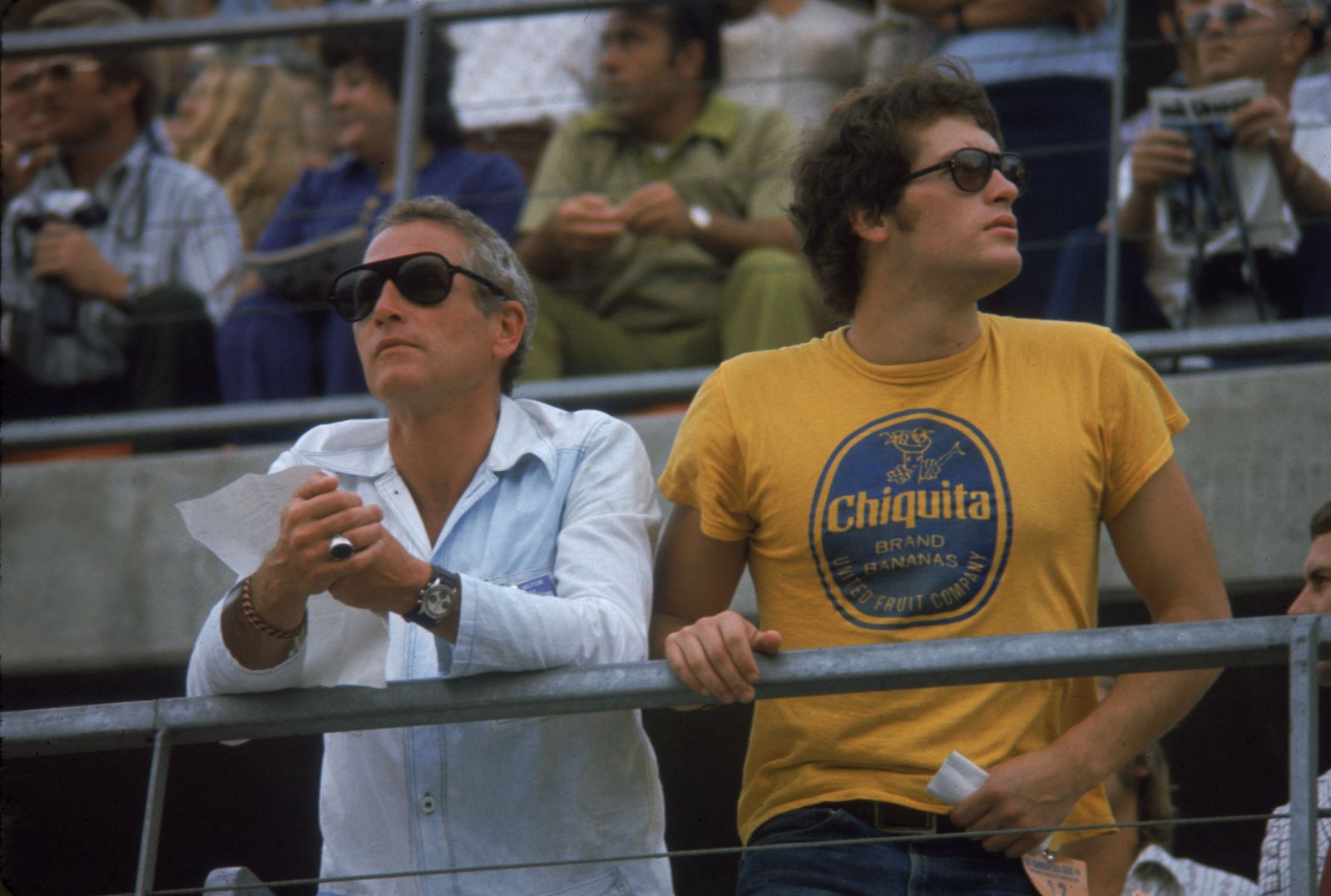 Paul Newman s hodinkami Rolex Daytona (vľavo)
